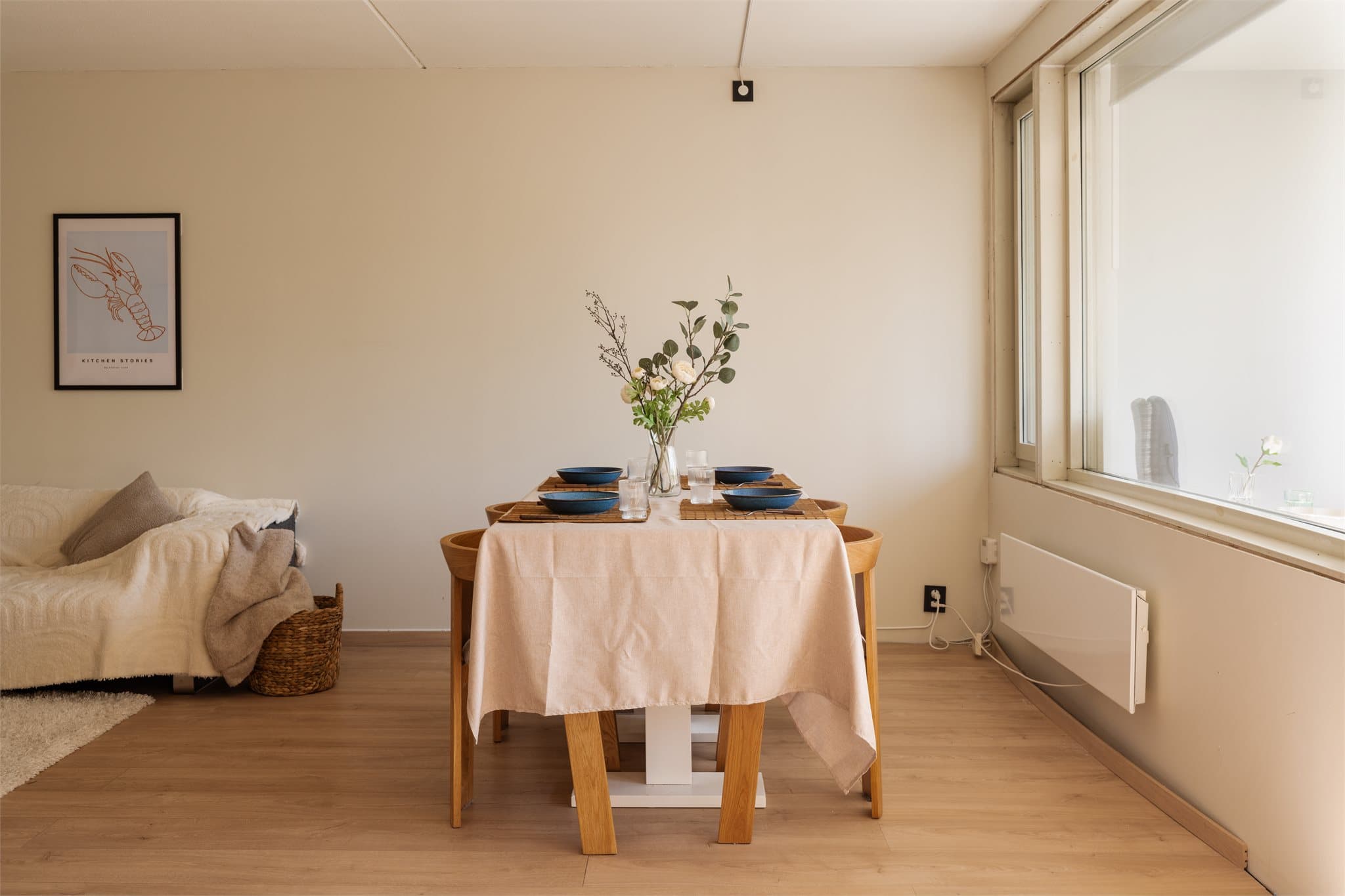 Det er god plass til spisebord med direkte adgang fra kjøkkenet