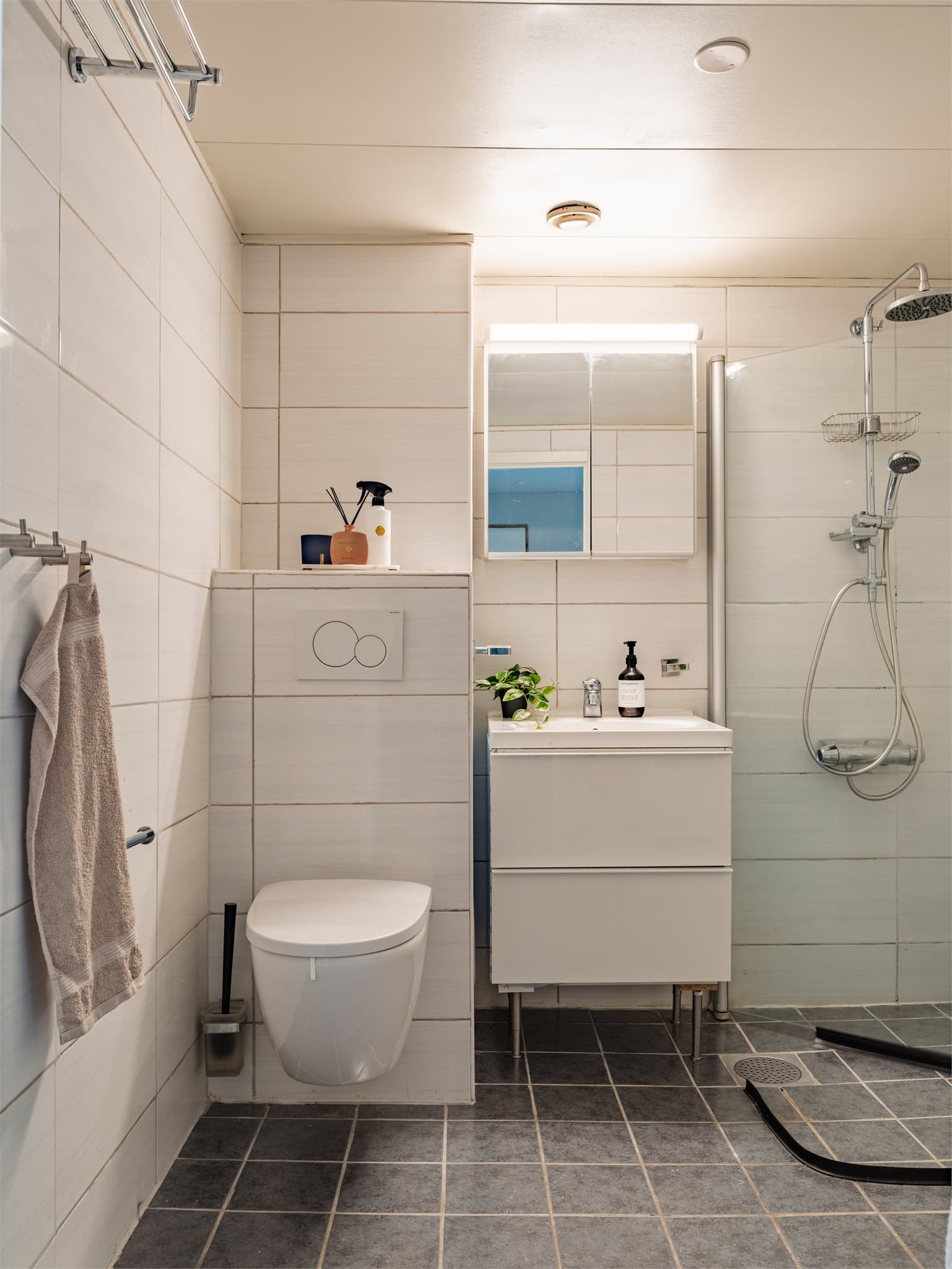 Badet er av god størrelse og er flislagt.