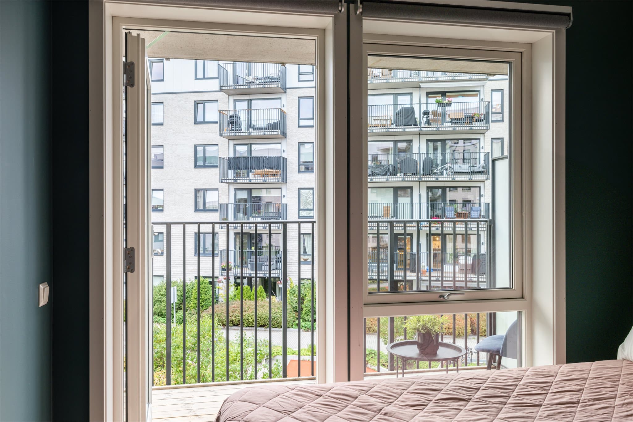 Det er montert rullegardin over både dør og vindu.