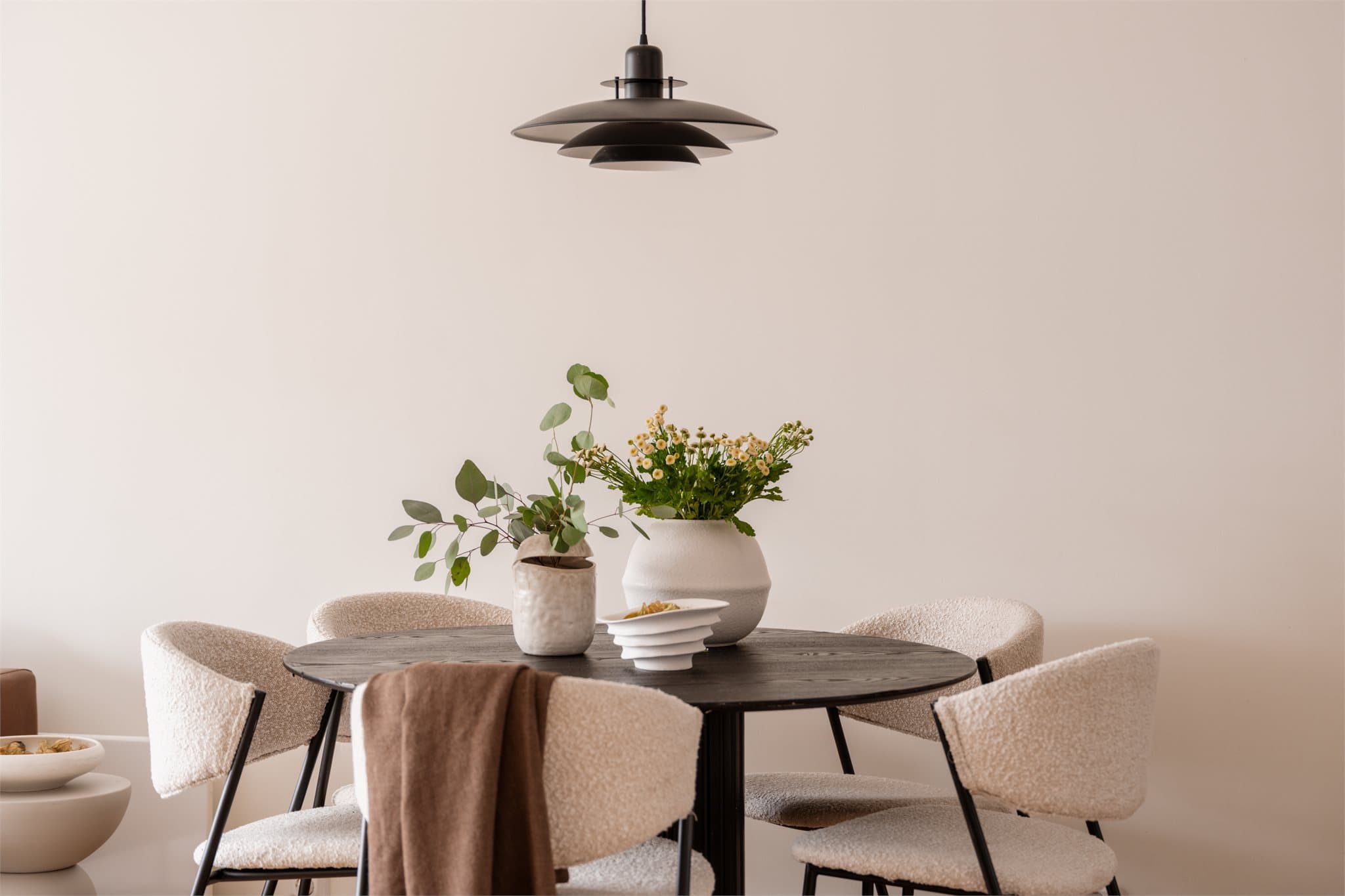 God plass til spisebord for hyggelige sammenkomster.