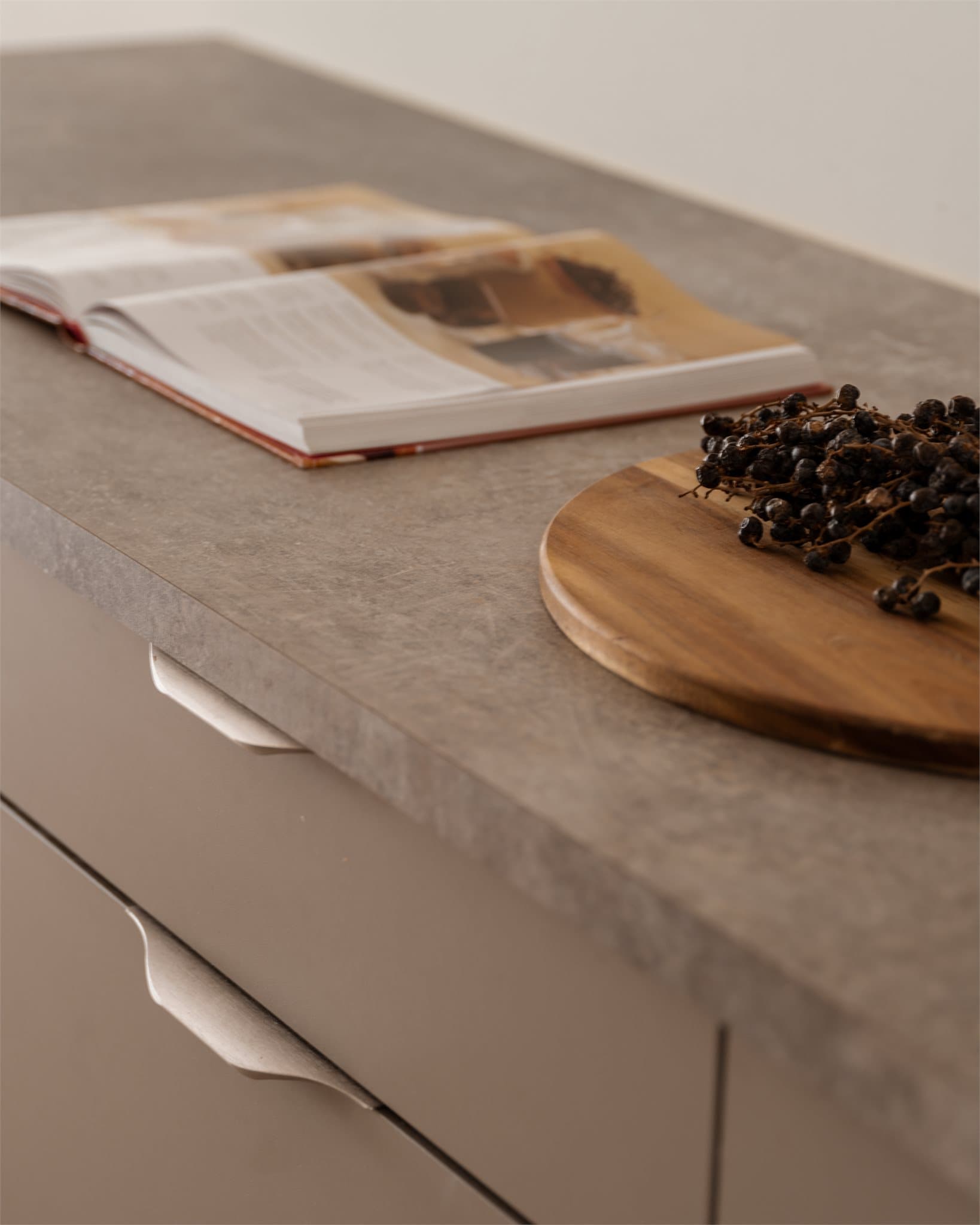 Kjøkkenet er utstyrt med induksjonstopp og innebygget stekeovn.