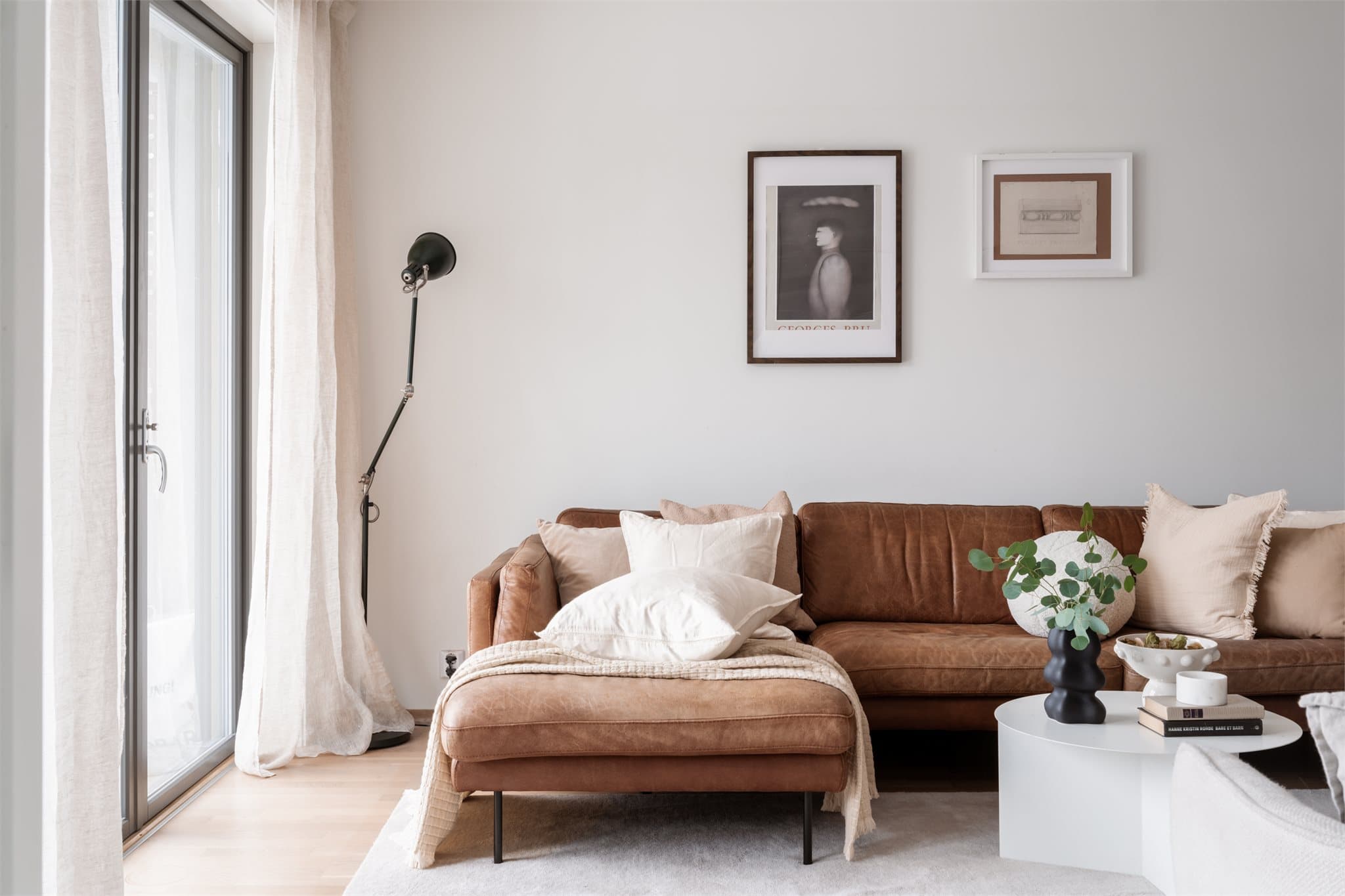 Rommet har en takhøyde på 250 cm, som bidrar til en luftig atmosfære.