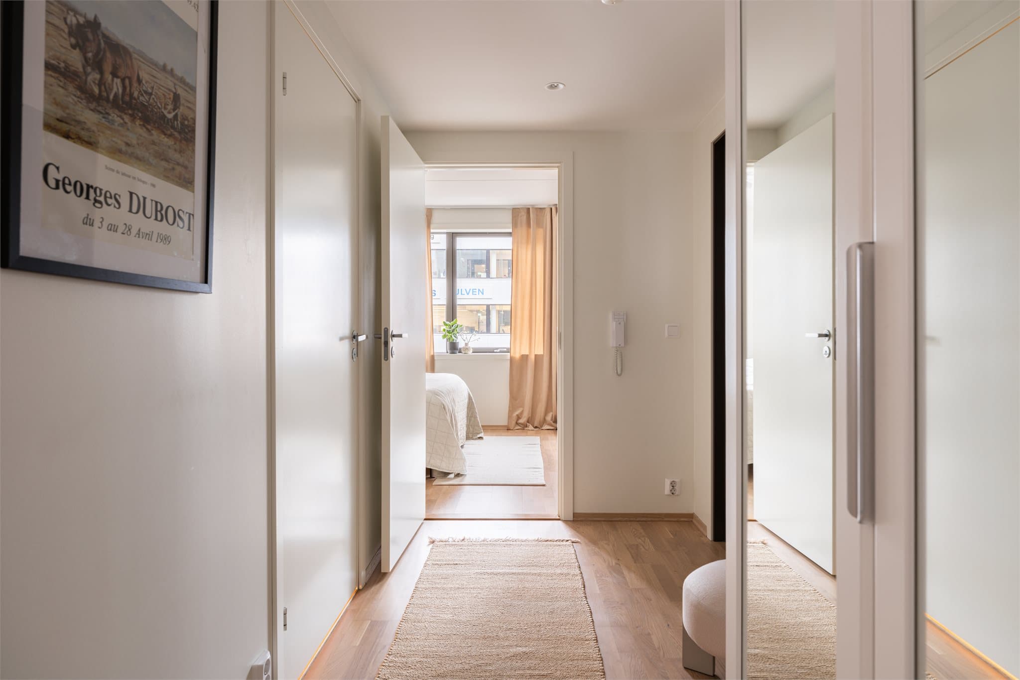 Fra entreen er det direkte tilgang til leilighetens øvrige rom.