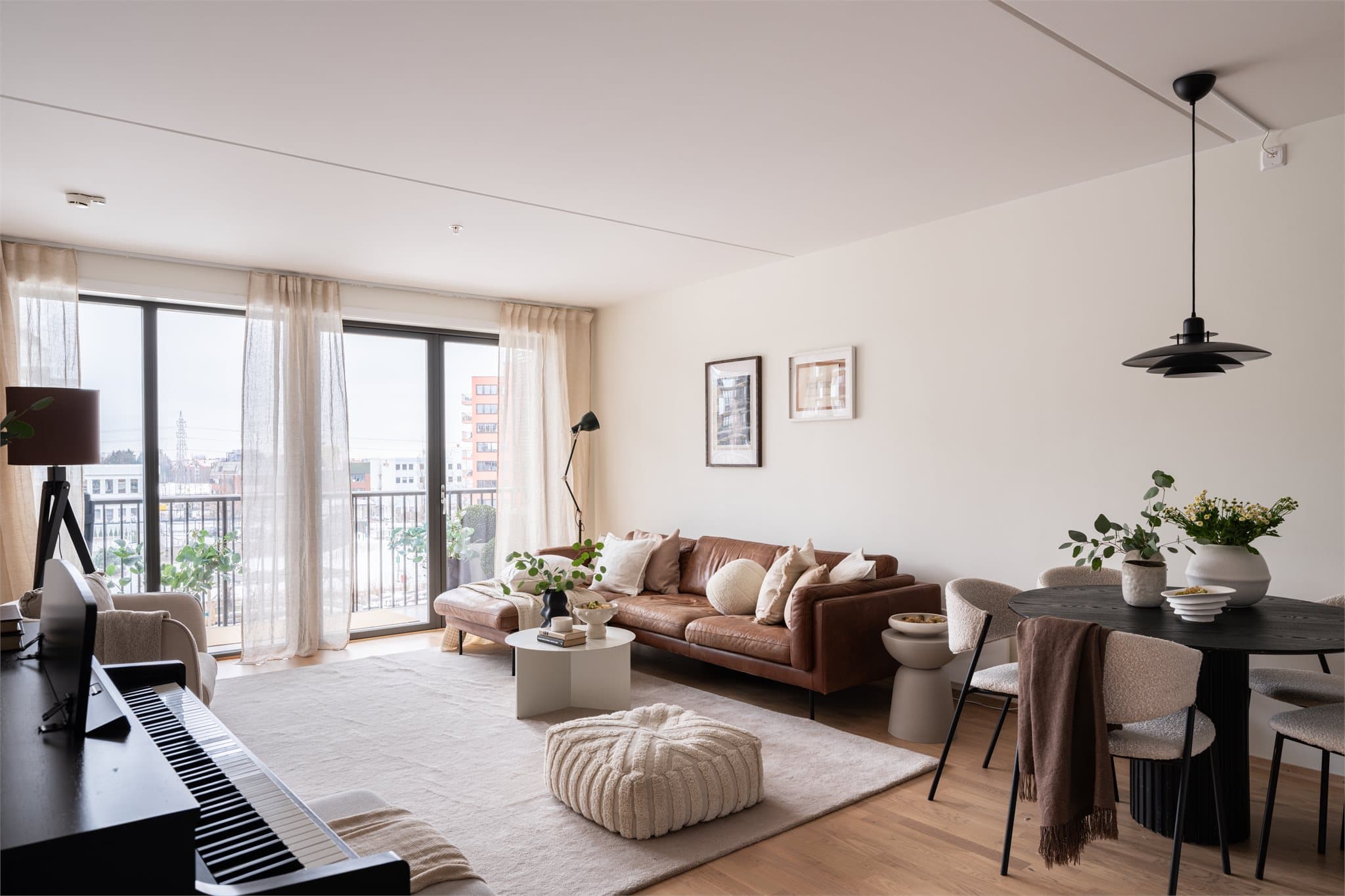 Stuen er romslig og lett å møblere, med god plass til både sofagruppe og spisebord.