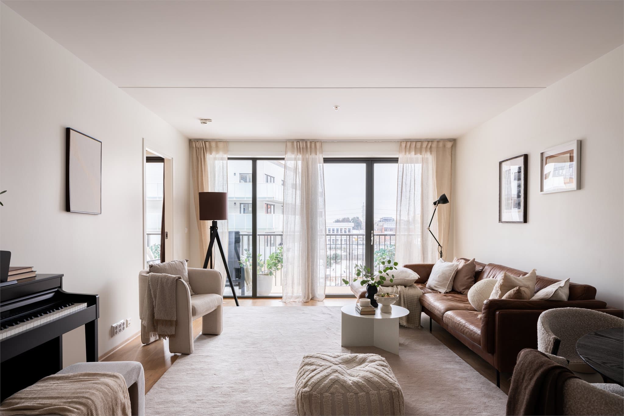 Store vindusflater fra gulv til tak gir masse naturlig lys til boligen.