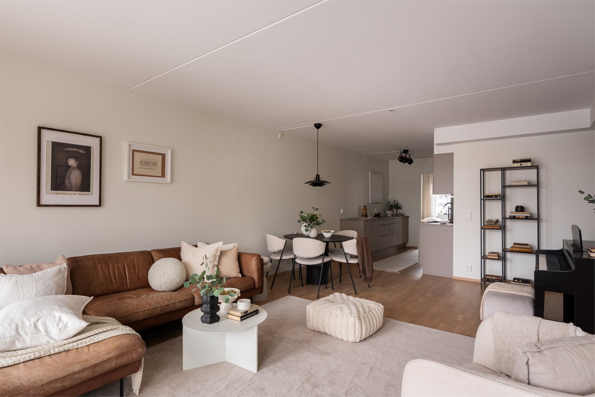 Stue og kjøkken ligger i åpen løsning, men kjøkkenet er trukket inn i egen nisje som gir en mer "separat" følelse og naturlige soneinndelinger.