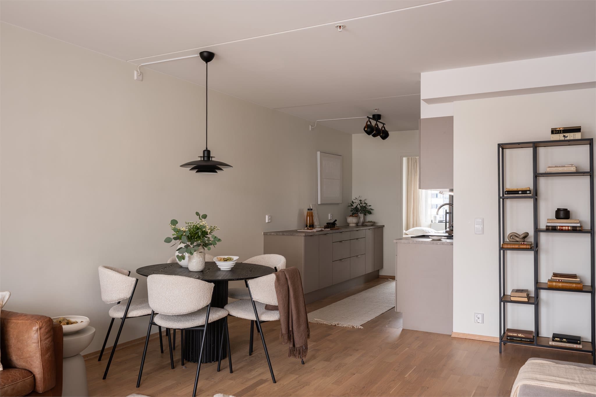 Praktisk soneinndeling med spiseplass i tilknytning til både stue og kjøkken.