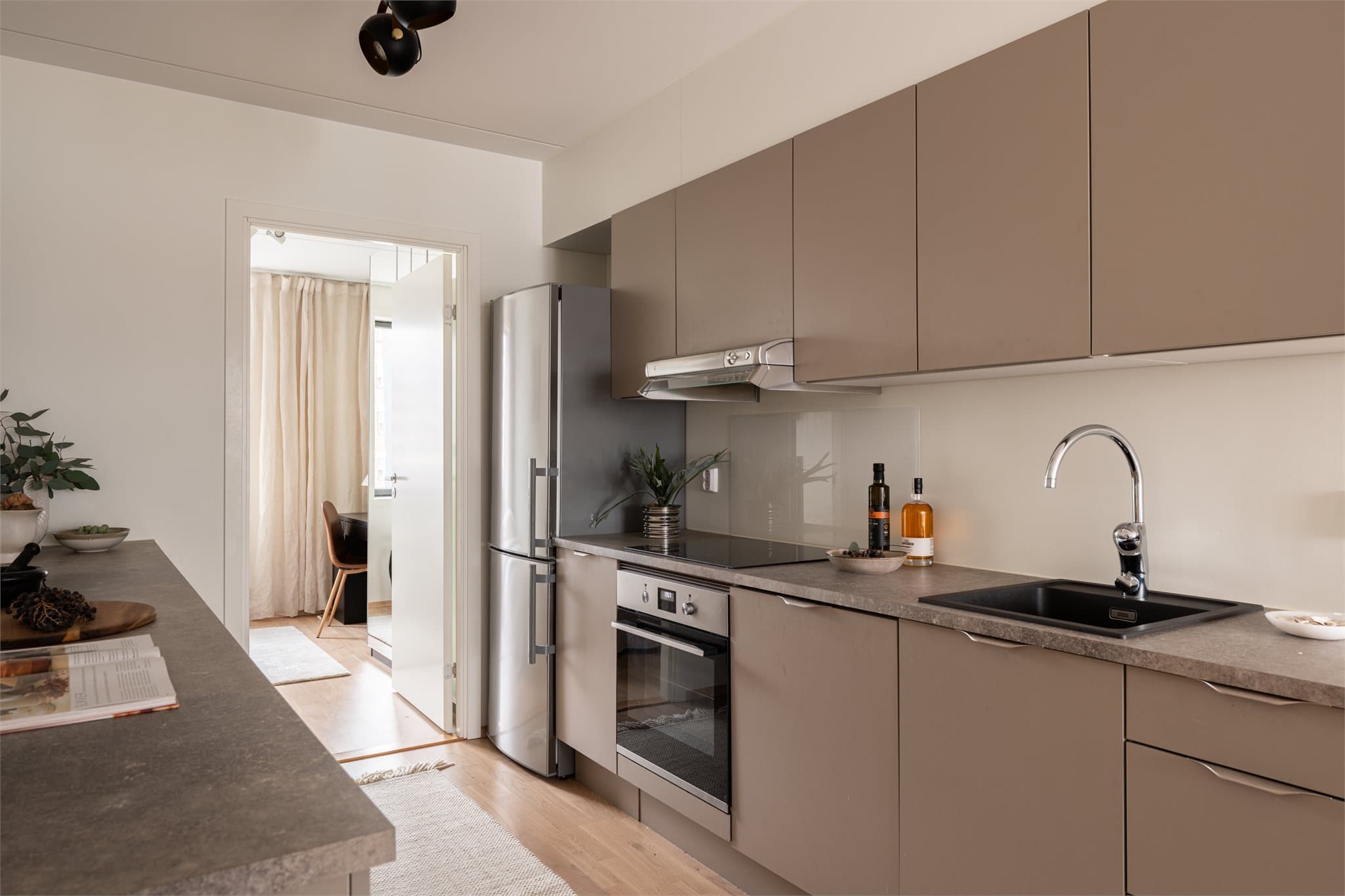 Stilrent kjøkken fra HTH med glatte fronter og integrerte hvitevarer.