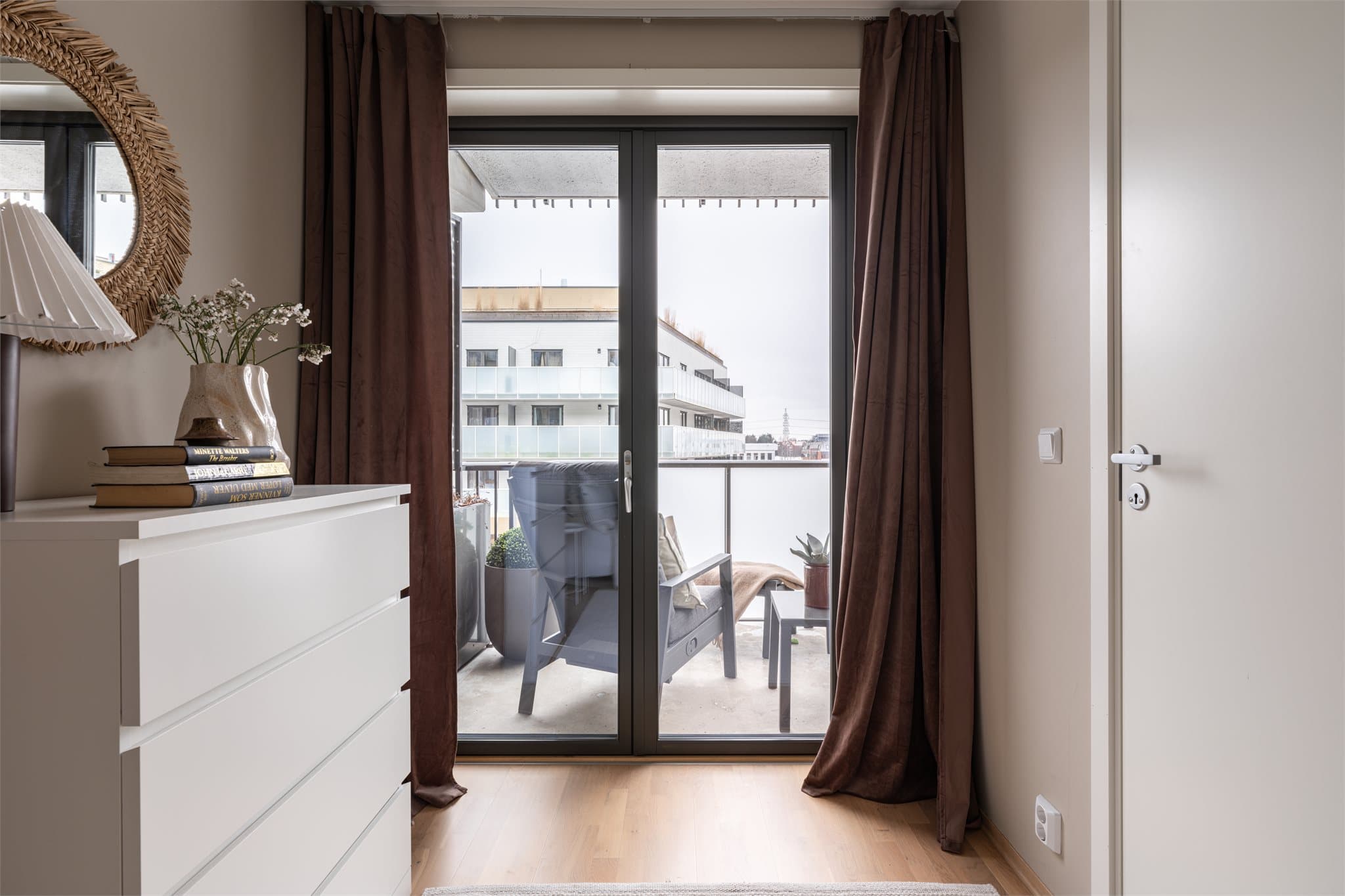 Fra dette soverommet er det også utgang til den sydvestvendte balkongen.