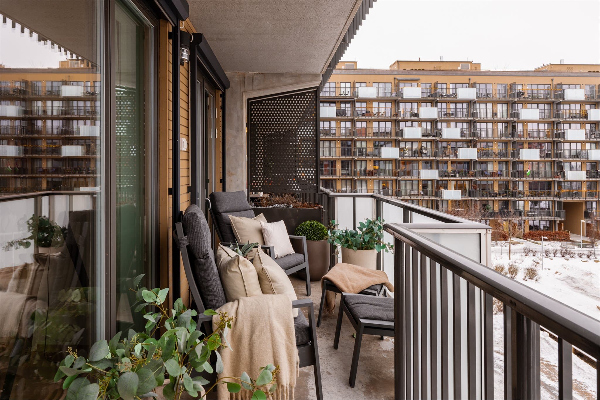 Dette er en rålekker og moderne 4-roms med stor og solrik balkong!