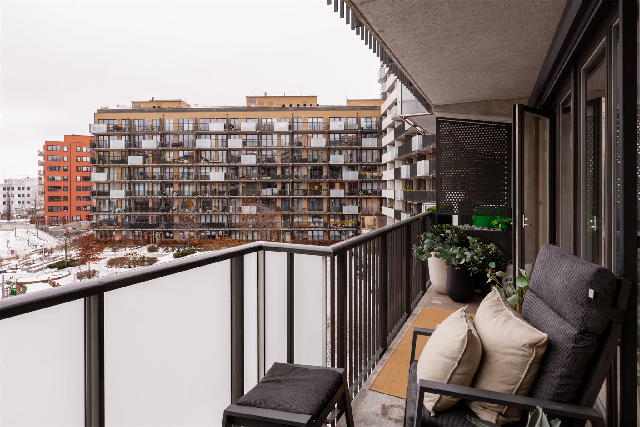 Balkongen er utstyrt med både stikkontakt og belysning.