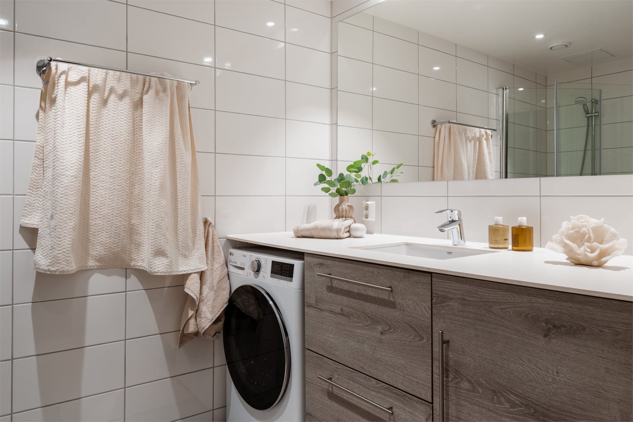 Her er det vannbåren gulvvarme for ekstra komfort, samt downlights i taket.