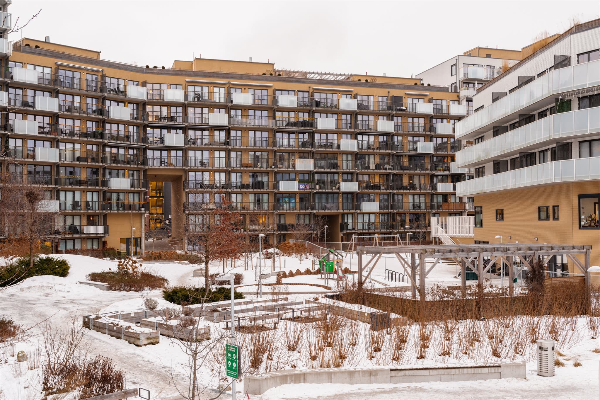 Ulven Park Borettslag har pent opparbeidede fellesområder med lekeplass og sittegrupper.