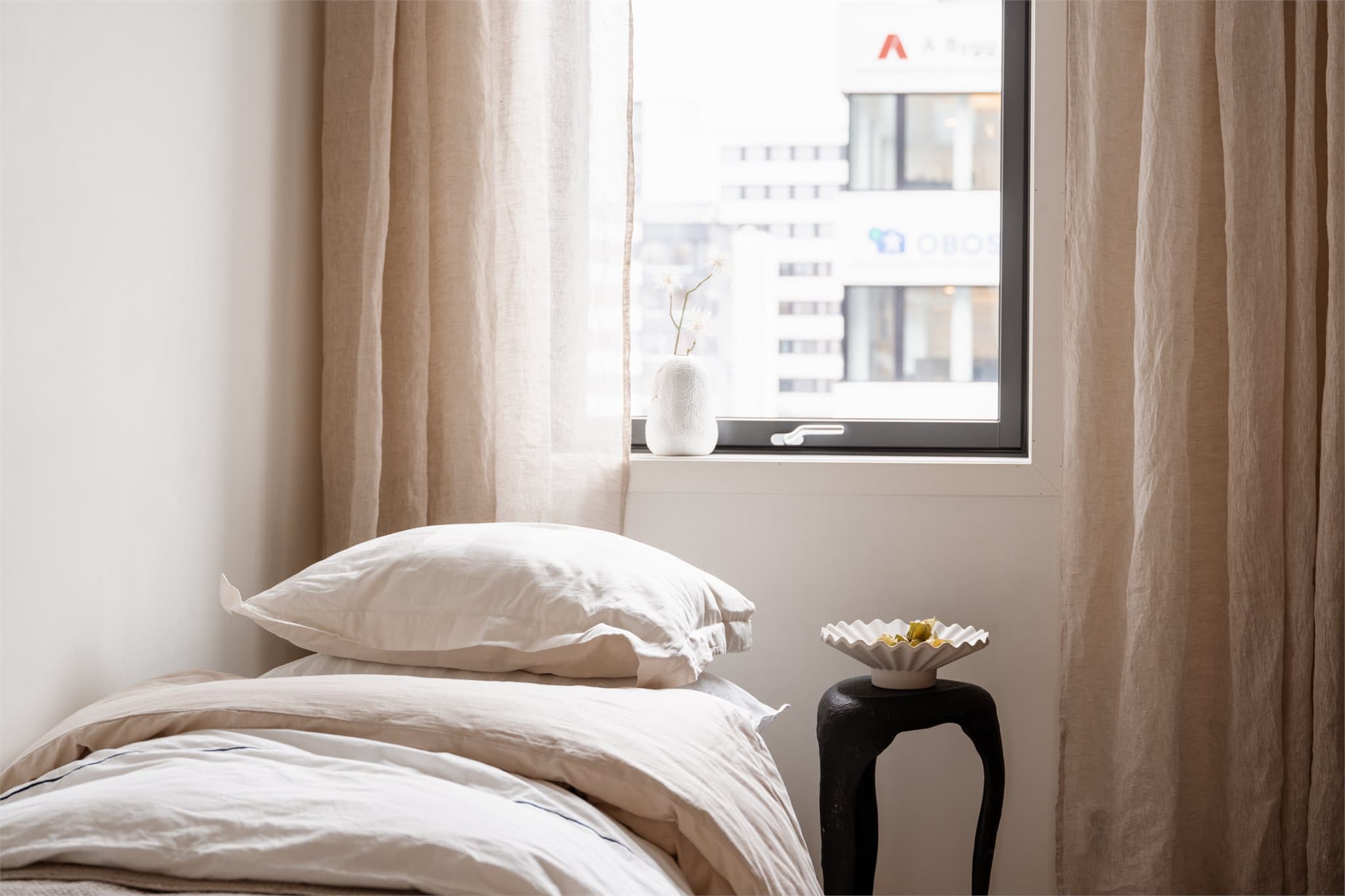 Vinduer med 3-lags isolerglass bidrar til god isolasjon.