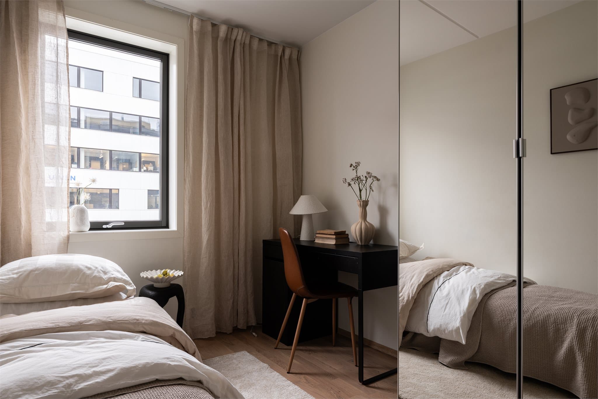 Leilighetens andre soverom egner seg godt som barnerom, gjesterom eller kontor.