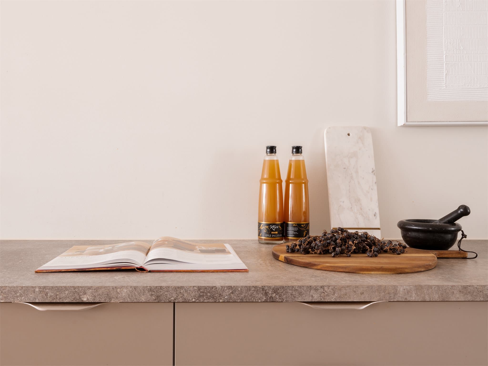 Komfyrvakt og lekkasjestopper er installert for økt sikkerhet.