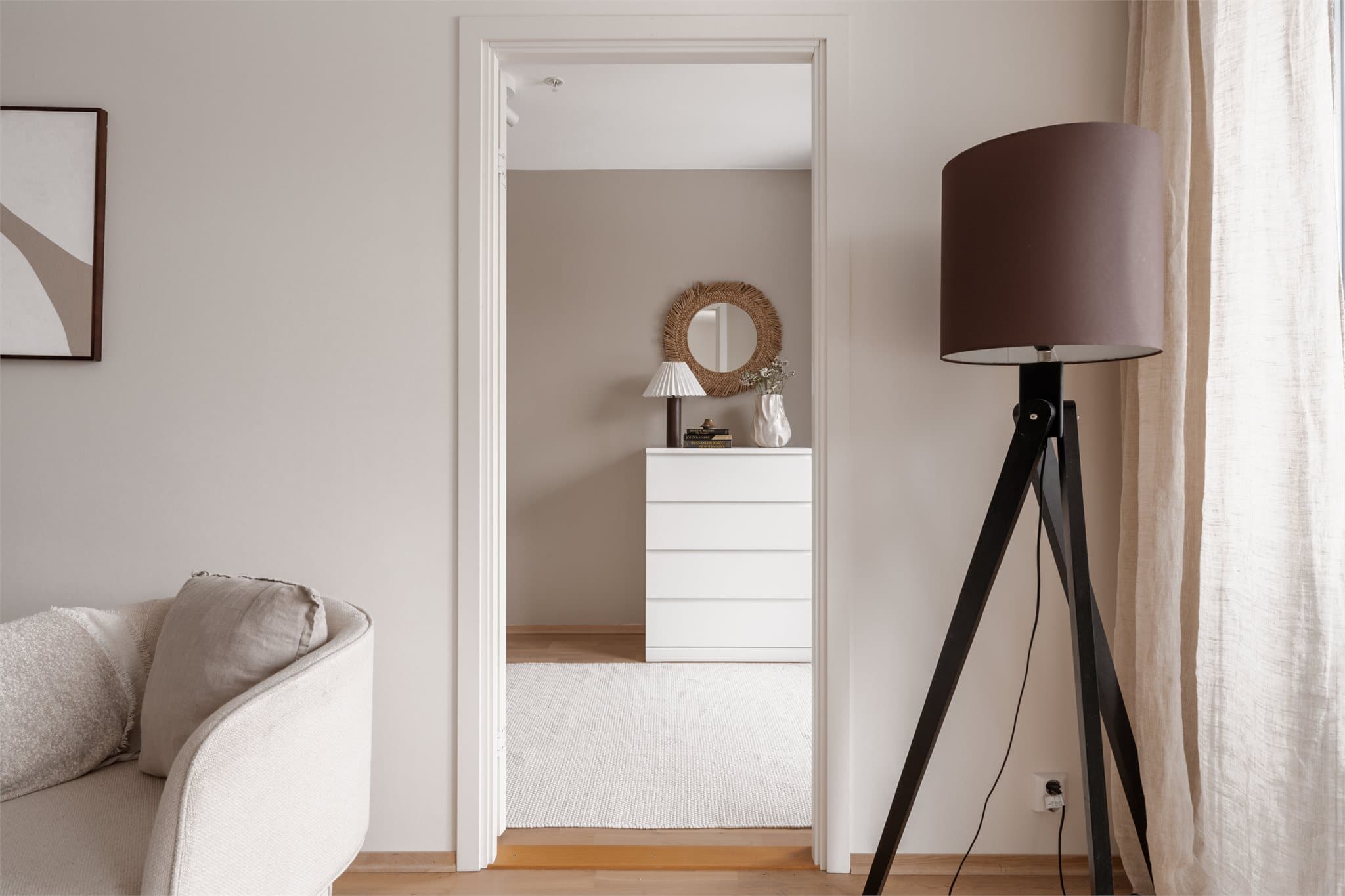 Praktisk plassert i tilknytning til stuen.