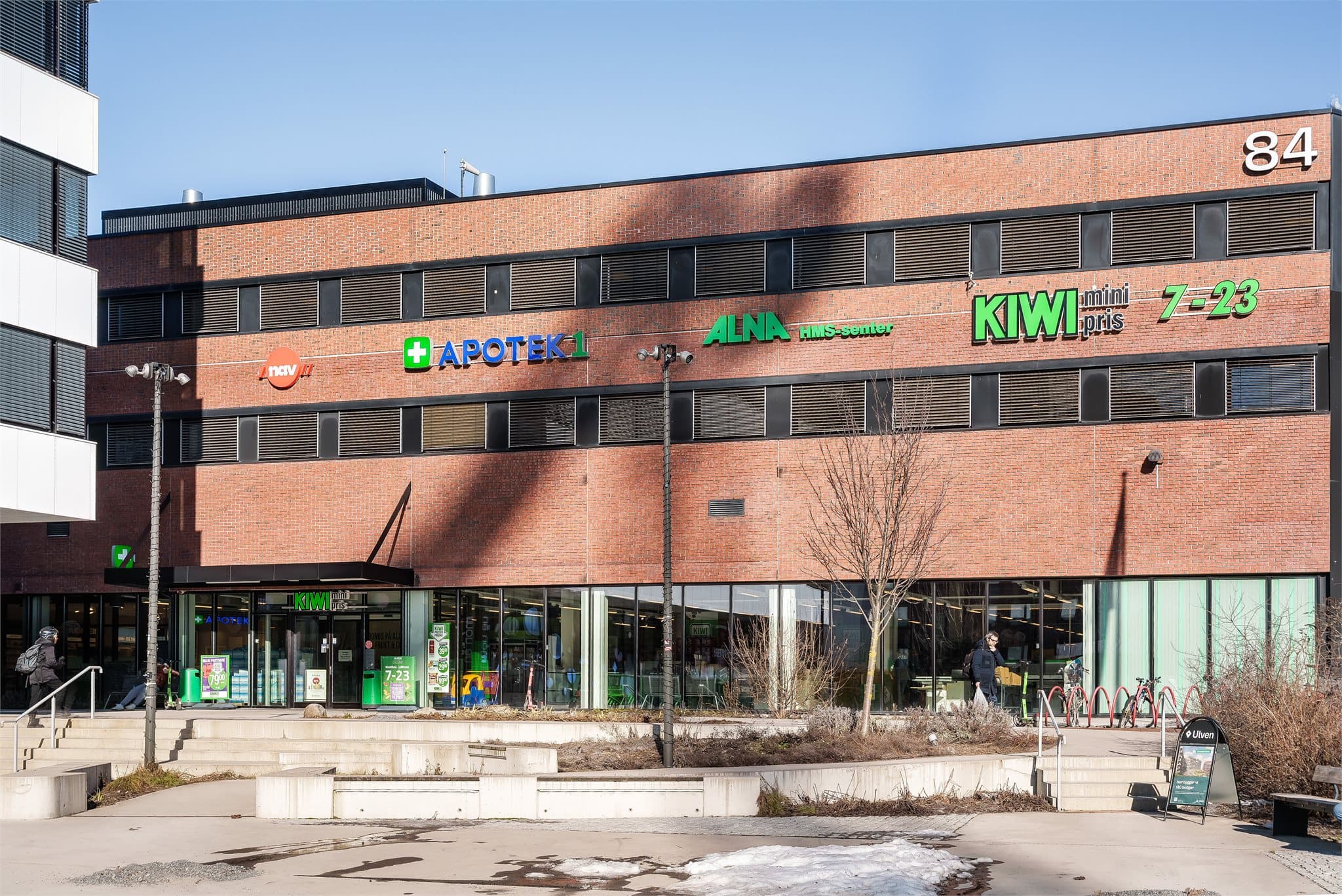 Dagligvarehandelen gjør du enkelt på Kiwi Ulven, som ligger rett i nærheten.