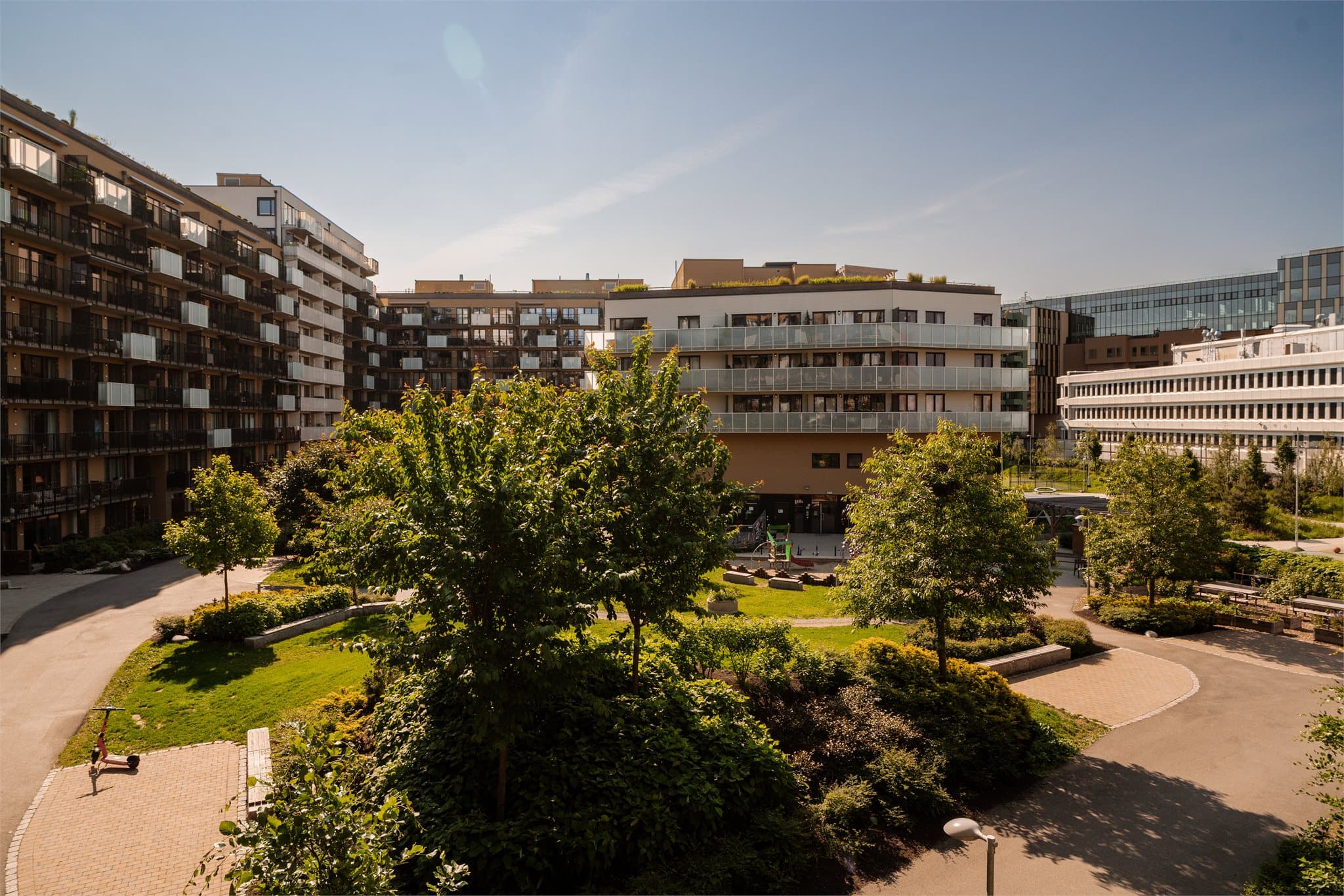 I bakgården er det opparbeidet sittegrupper, grønn beplantning og lekeområder til barn.