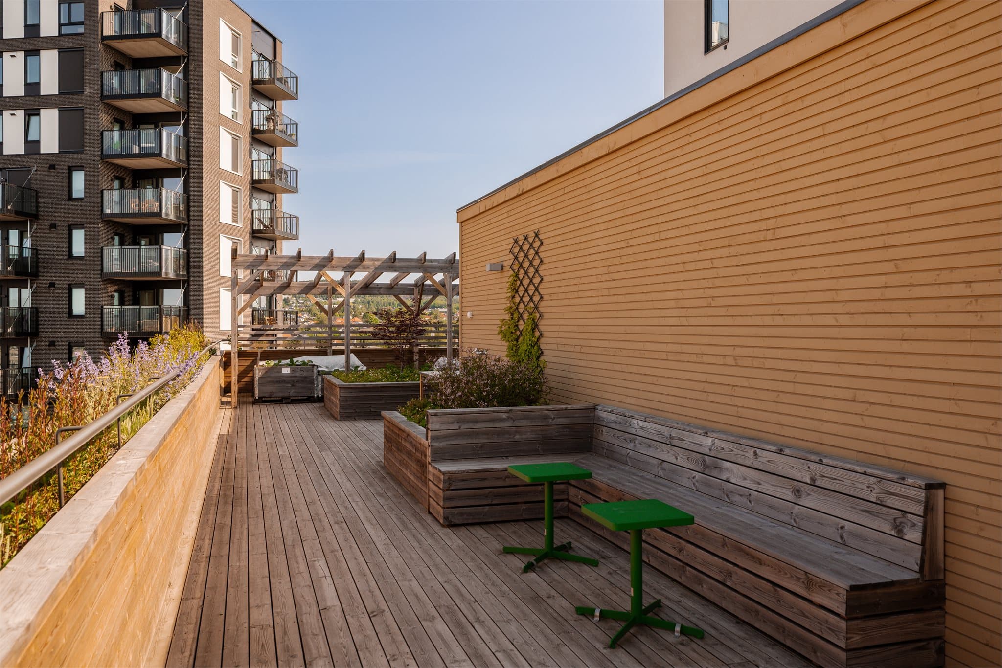 Sitteplass under pergola på takterrassen som tillater mange hyggelige sammenkomster.