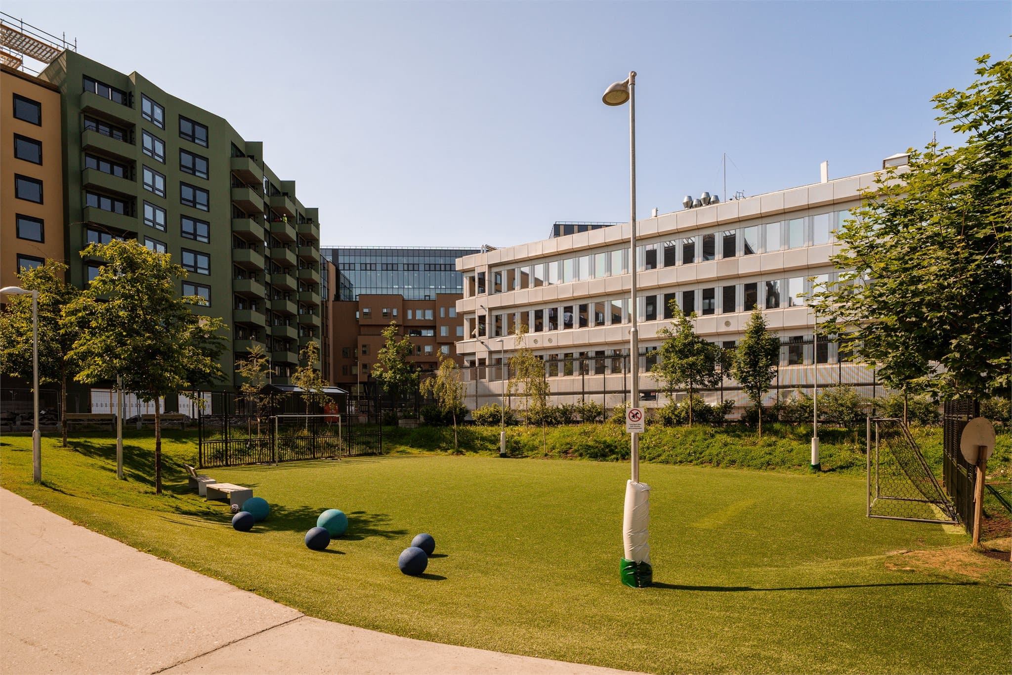 Boligen har en attraktiv og sentral beliggenhet på Ulven, med kort vei til både servicetilbud, offentlig transport og fine turområder.