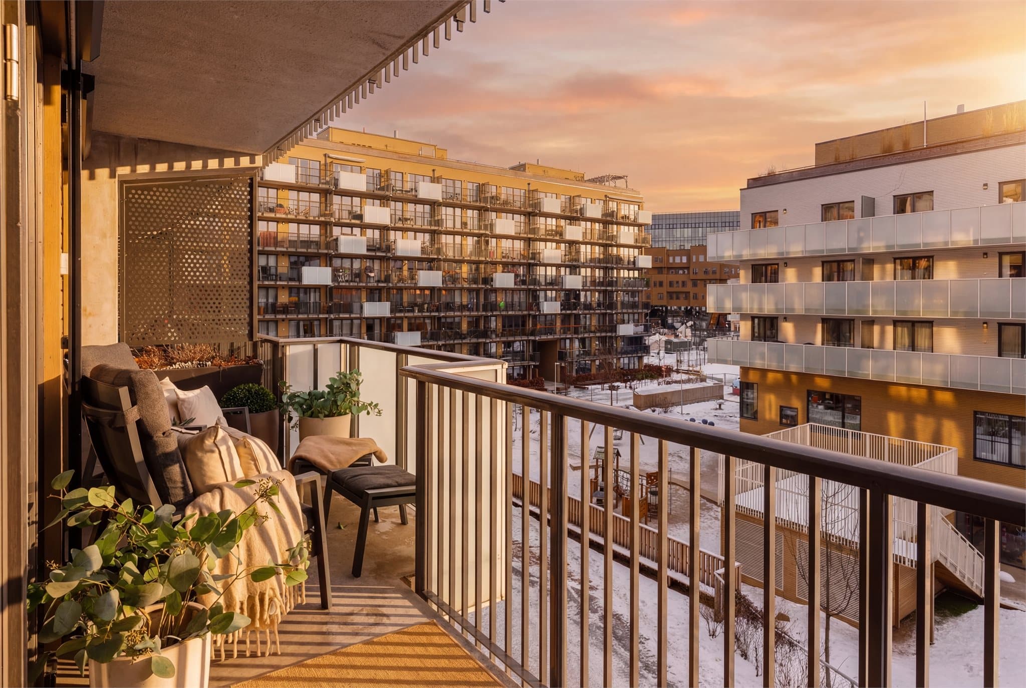 Dette er en rålekker og moderne 4-roms med stor og solrik balkong!