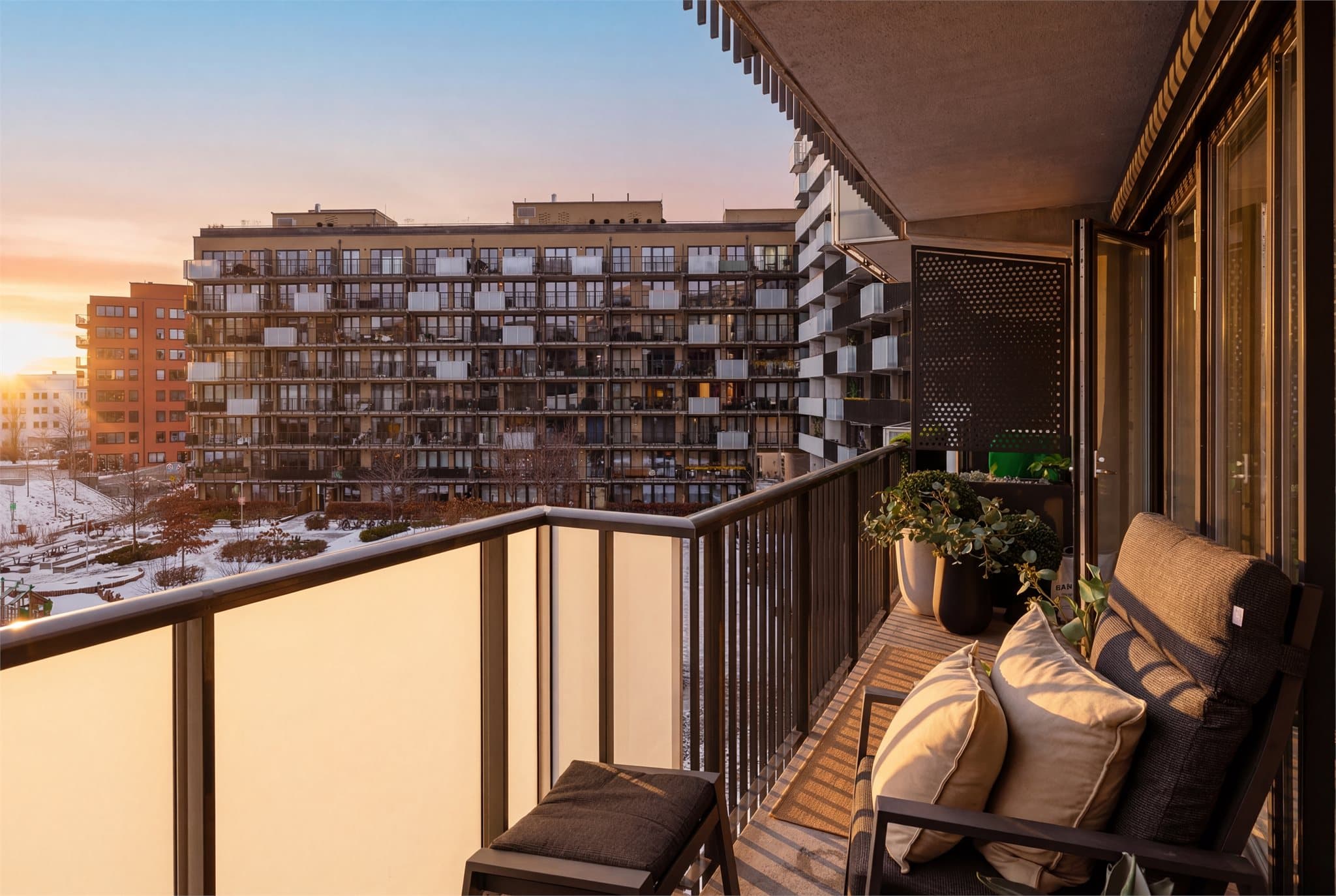 Den sydvestvendte balkongen på 9 m² er en fin forlengelse av stuen.