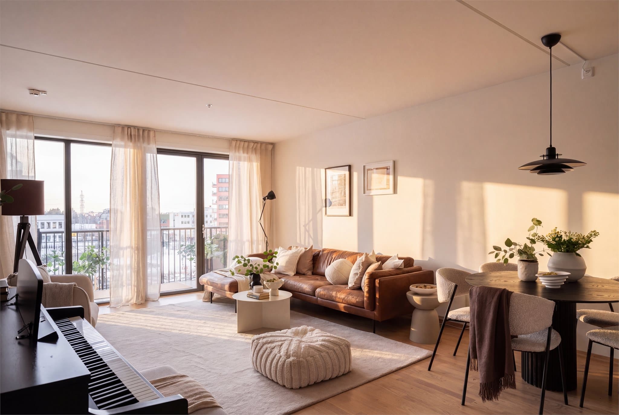 Stuen er romslig og lett å møblere, med god plass til både sofagruppe og spisebord.