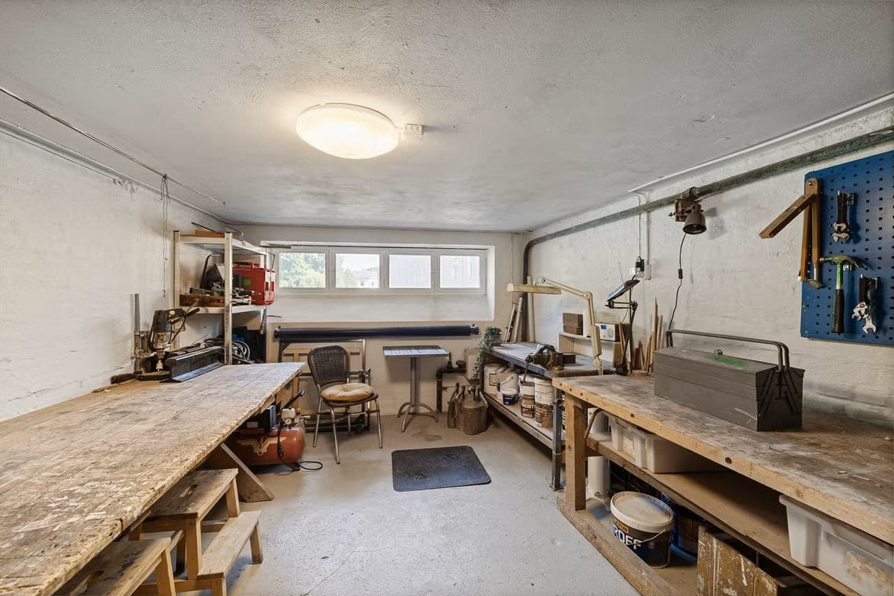 Boligaksjeselskapet har et felles hobbyrom med arbeidsbenker i kjelleren.