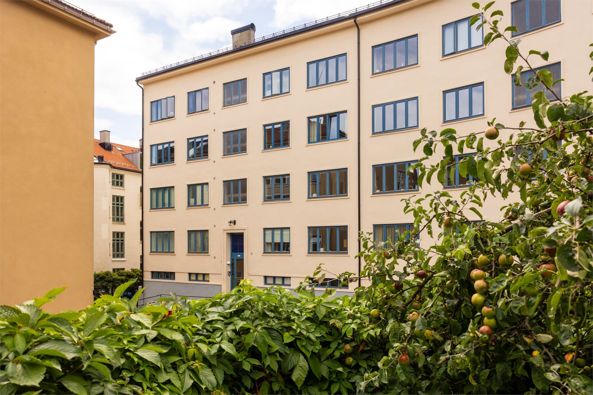 Boligen ligger tilbaketrukket i en rolig blindgate på St. Hanshaugen, samtidig som populære serveringssteder, parker, kulturtilbud og handlegater ligger innen kort gangavstand.