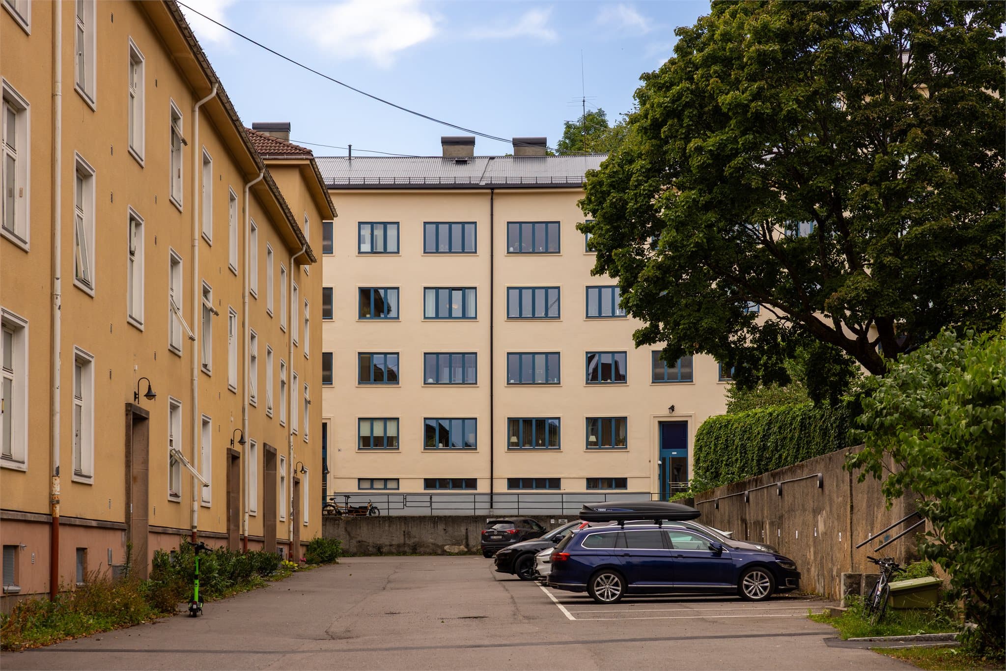 Utendørs parkeringsplasser foran bygget fordeles etter venteliste i aksjeselskapet.