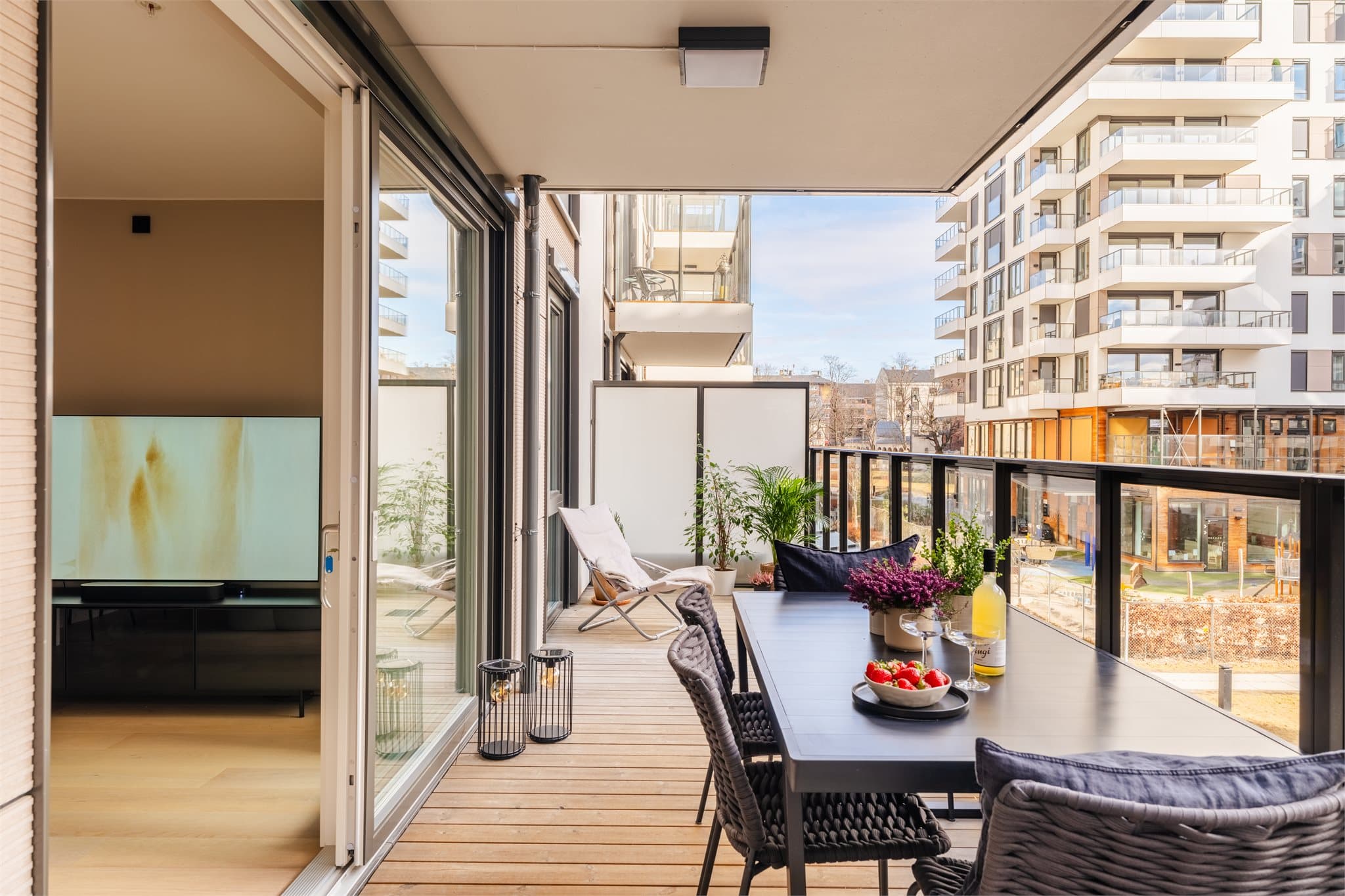 Fra stuen har du direkte tilgang til flott sørøstvendt terrasse på ca. 16 m² med sol fra morgenkvisten til tidlig ettermiddag på høysommer.