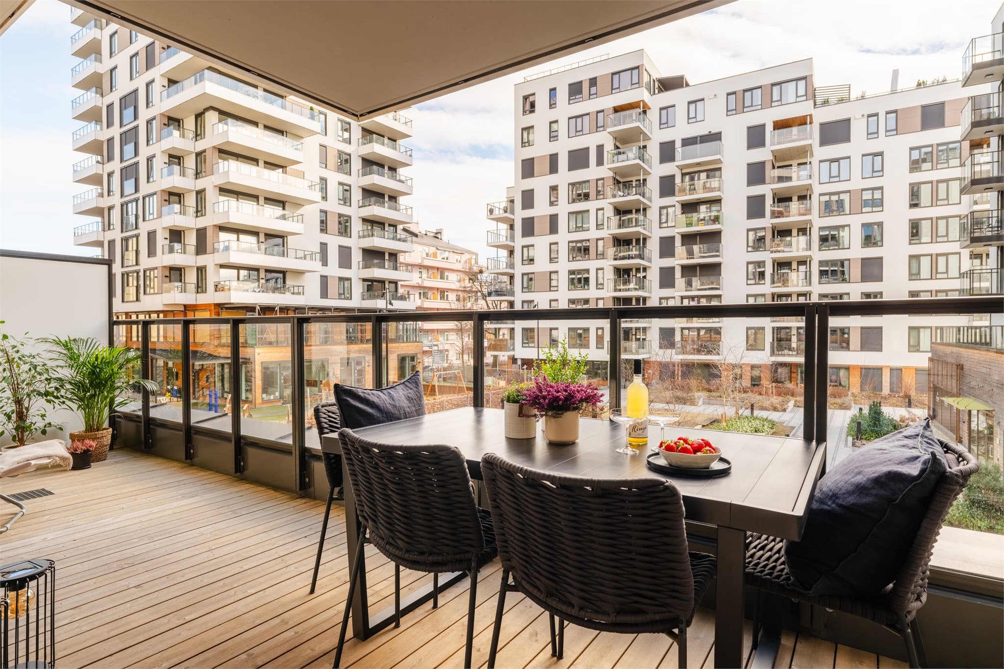 Med god plass til en lounge, grill og flotte planter, kan du invitere alle dine nære til hyggelige sammenkomster i sommervarmen!