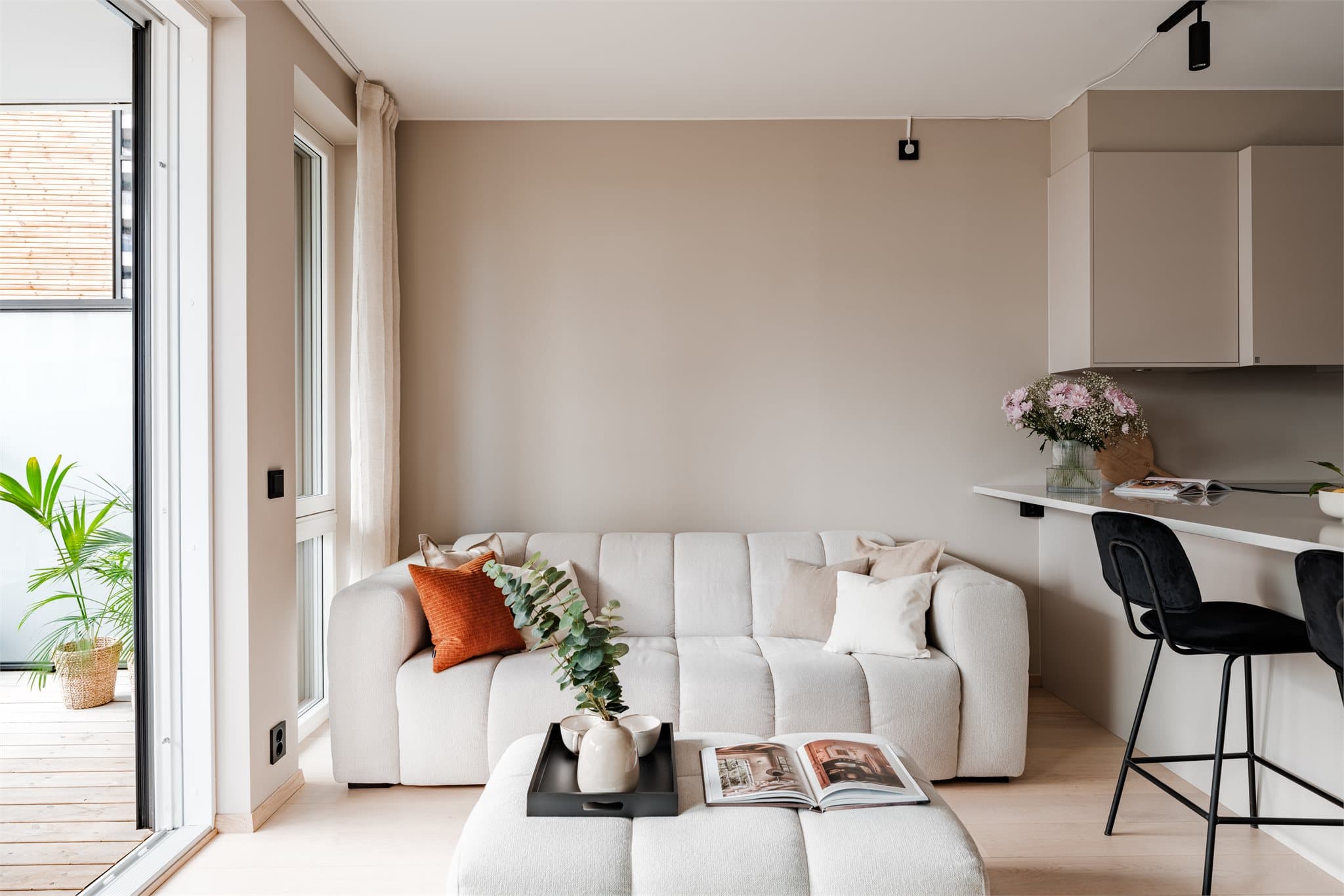 Her har du lekre fargevalg, enstavs eikeparkett på gulv, vannbåren varme og en takhøyde på ca. 2,54 meter.