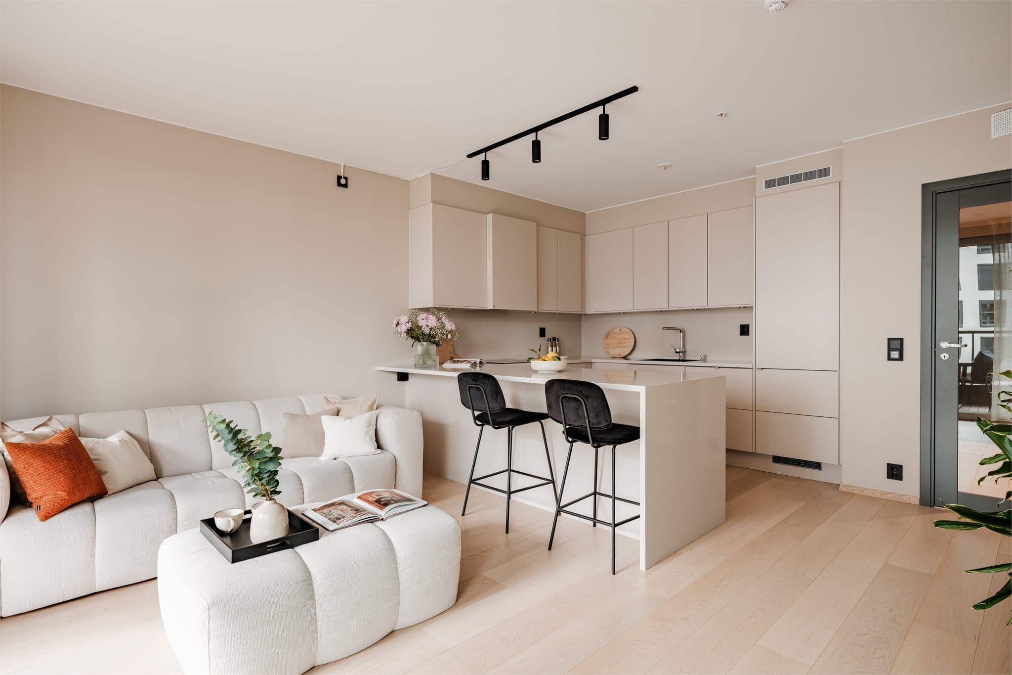 Boligen fremstår svært gjennomført, med åpen stue- og kjøkkenløsning samt adkomst til stor terrasse fra stuen.