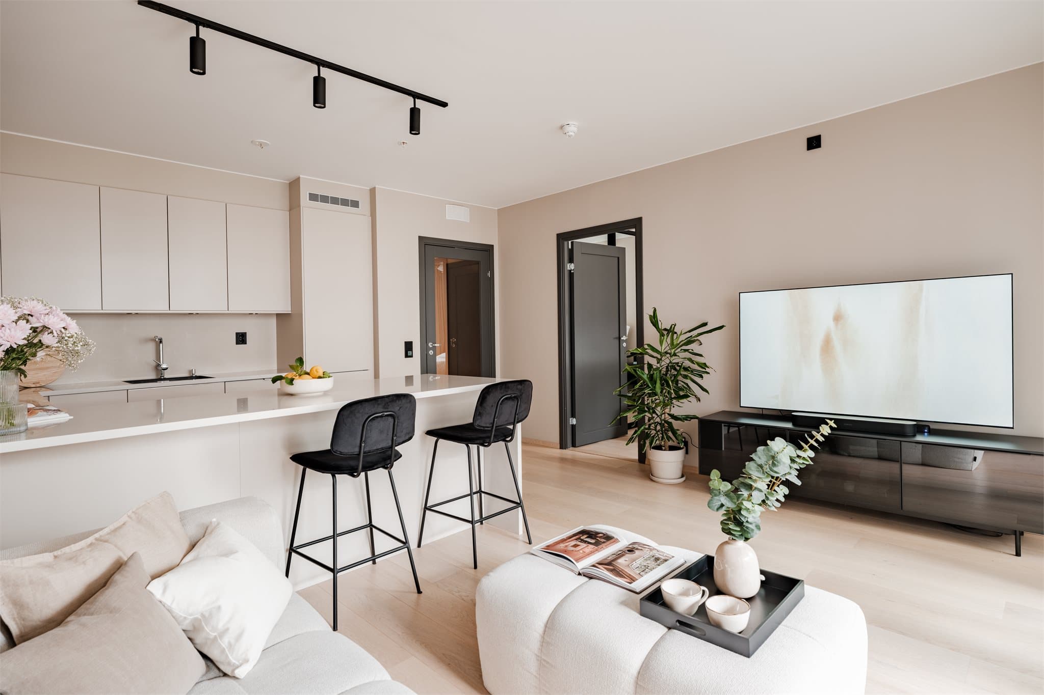 Luftig og åpent, med halvøy som binder rommet sammen til en naturlig sosial sone, og bidrar til en hyggelig atmosfære.