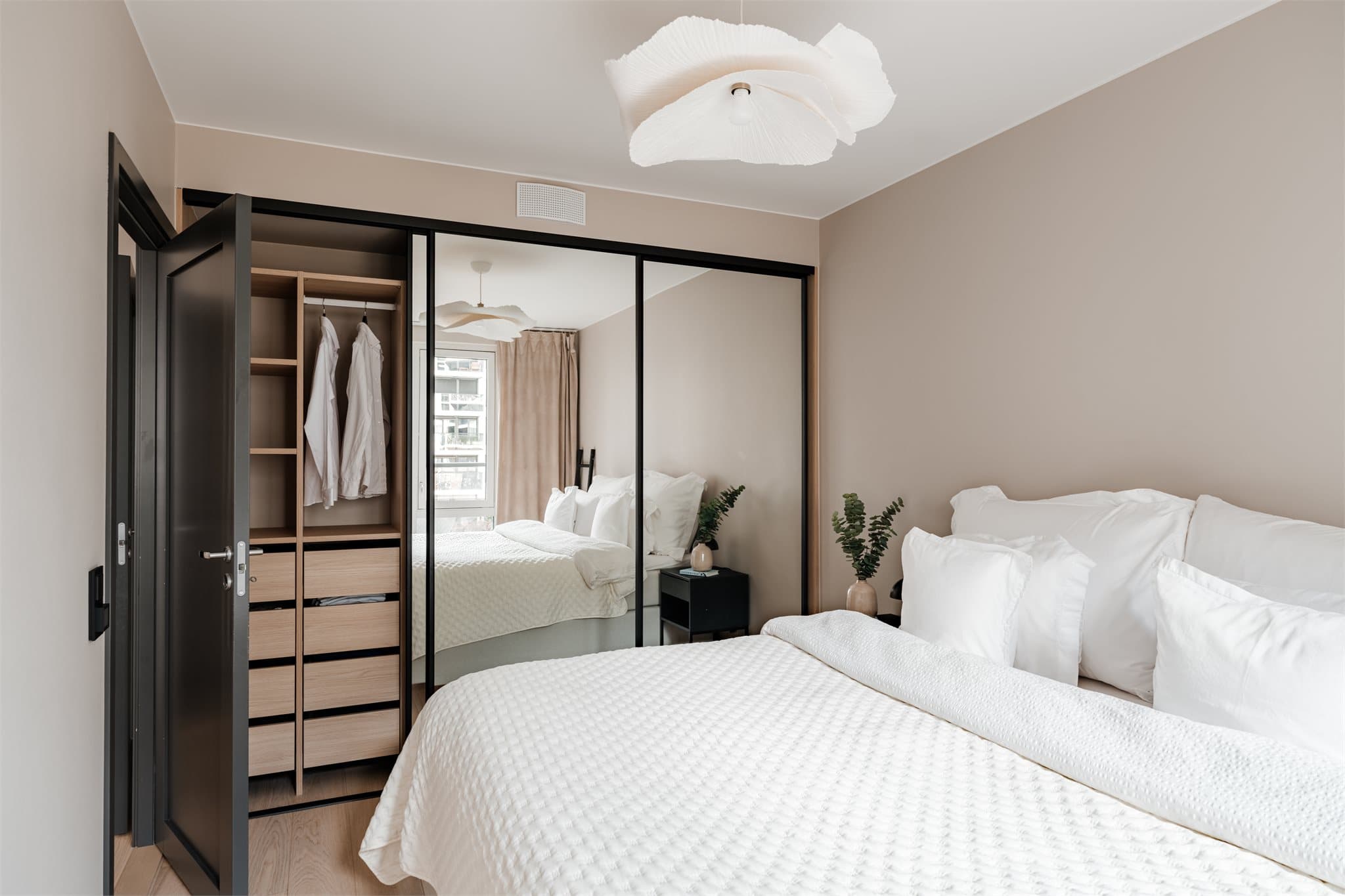 Med vegger malt i lune nyanser, har du et behagelig rom for ro og hvile.