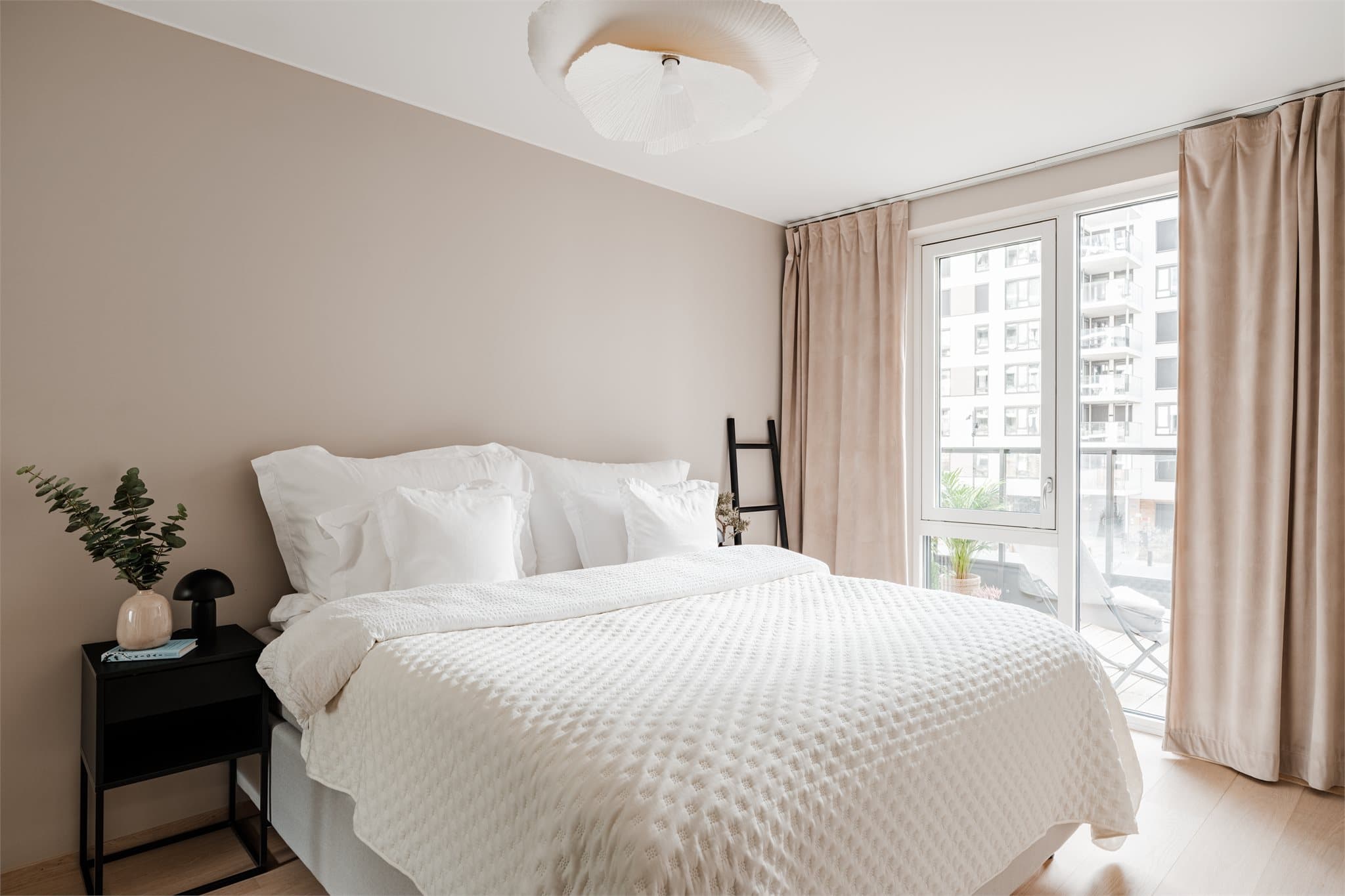 Rikelig med naturlig dagslys gjennom de store vindusflatene og god plass til dobbeltseng samt nattbord på begge sider.