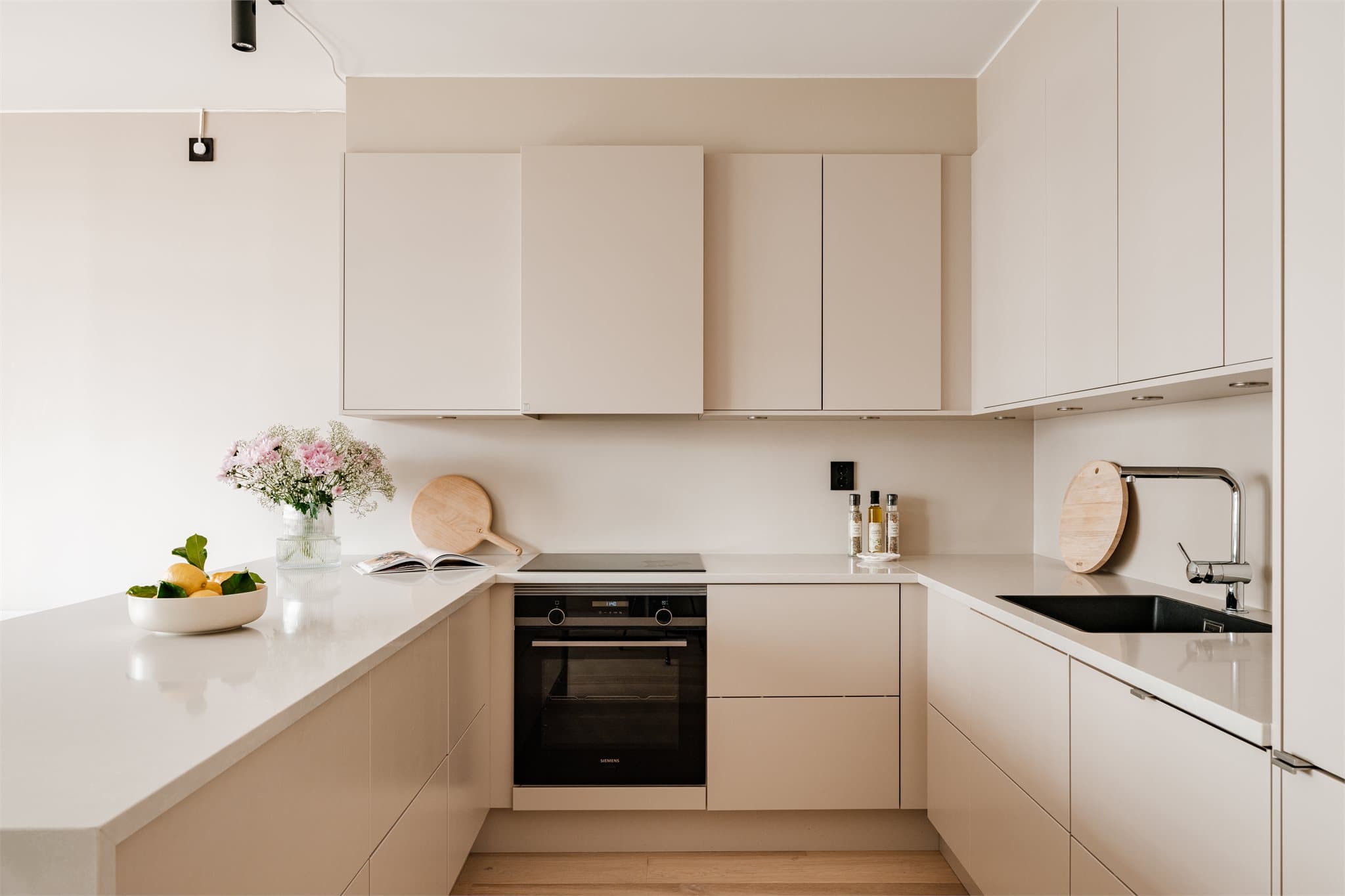 Kjøkkenet er fra Sigdal og fremstår både moderne og praktisk, med glatte fronter for et sømløst uttrykk.