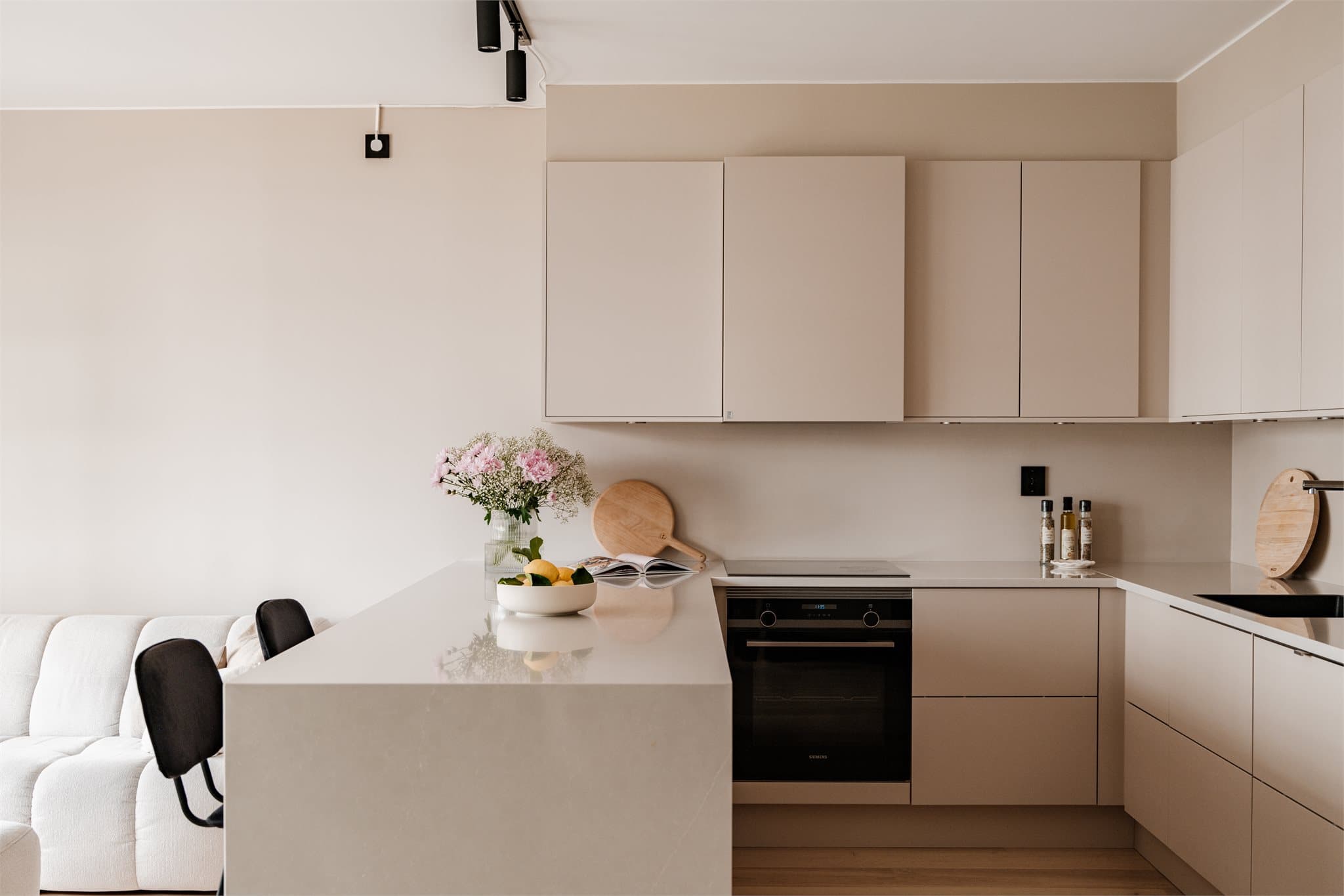 Her har du en bolig oppført i 2022, med lekre og påkostede tilvalg som gir leiligheten gjennomgående høy standard og kvalitet.