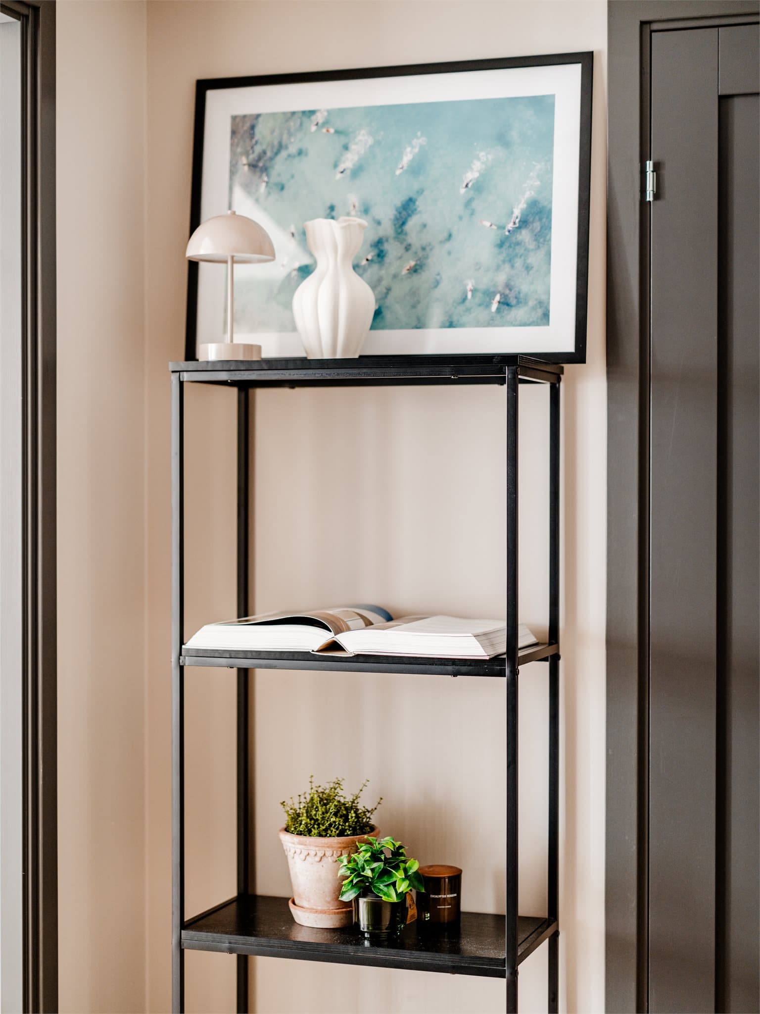 Leiligheten har en innbydende entré med vegger malt i tidløse nyanser, kombinert med lyse gulvflater som bidrar til harmonisk helhet. Baderom og entré er oppgradert med Warmdim spottebelysning.