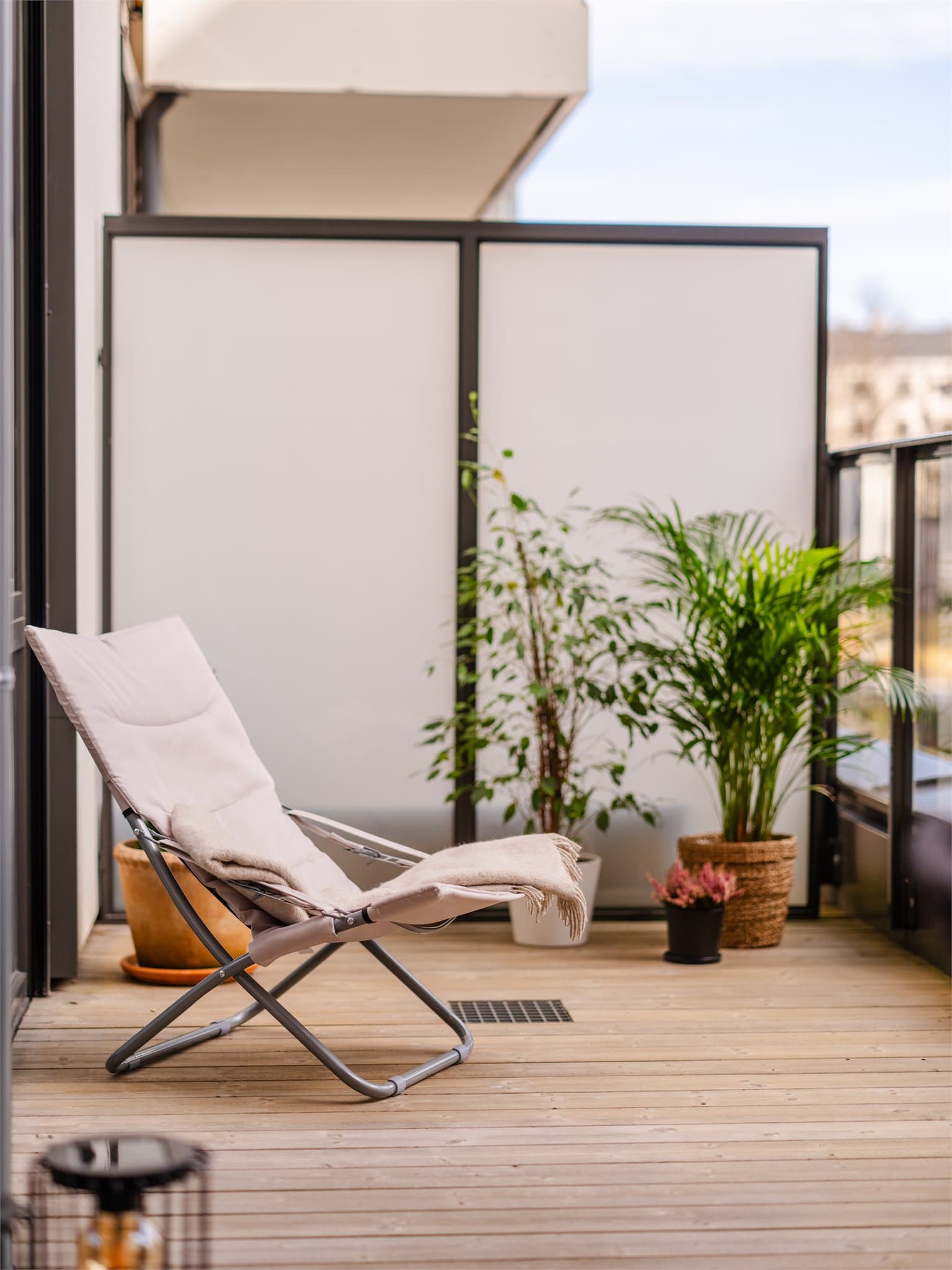 Terrassen vender mot rolig bakgård og strekker seg langs stue til soverom - en herlig forlengelse av boligen.