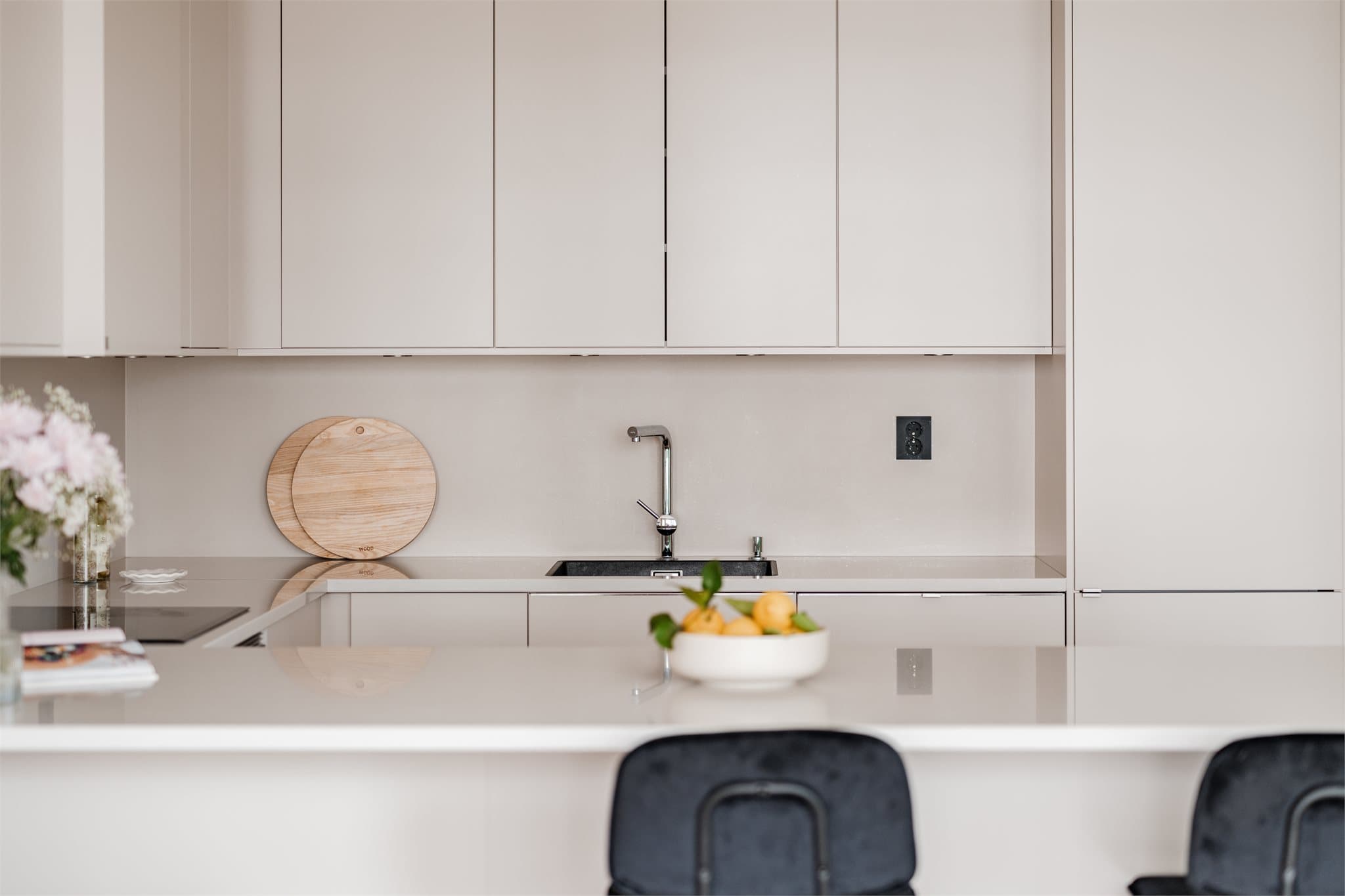 Rikelig med skap- og benkeplass. Den gjennomgående høye standarden utspringer seg også til lekker benkeplate i stein.