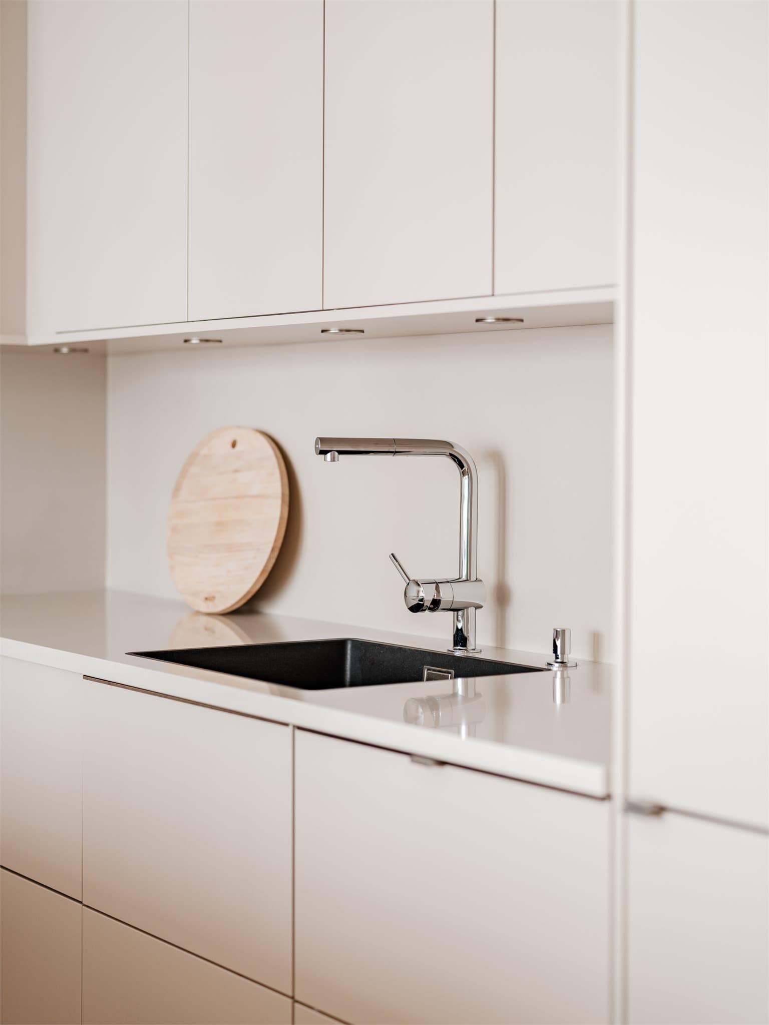 Integrerte hvitevarer, inkludert platetopp, stekeovn, oppvaskmaskin og kjøl/frys.