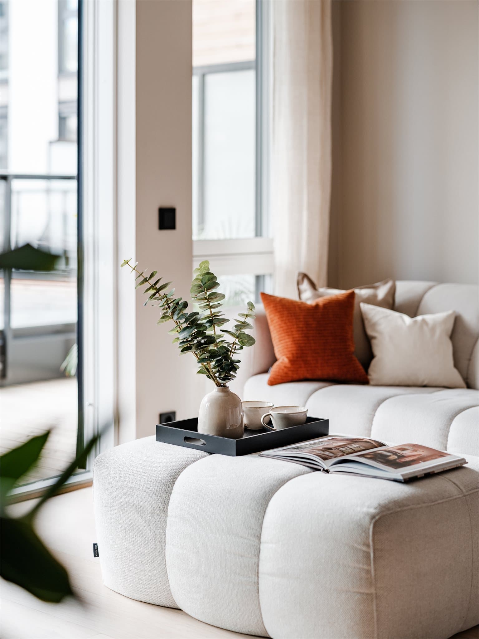 Med vindusflater nærmest fra tak til gulv, har du rikelig med naturlig lysinnslipp gjennom dagene.