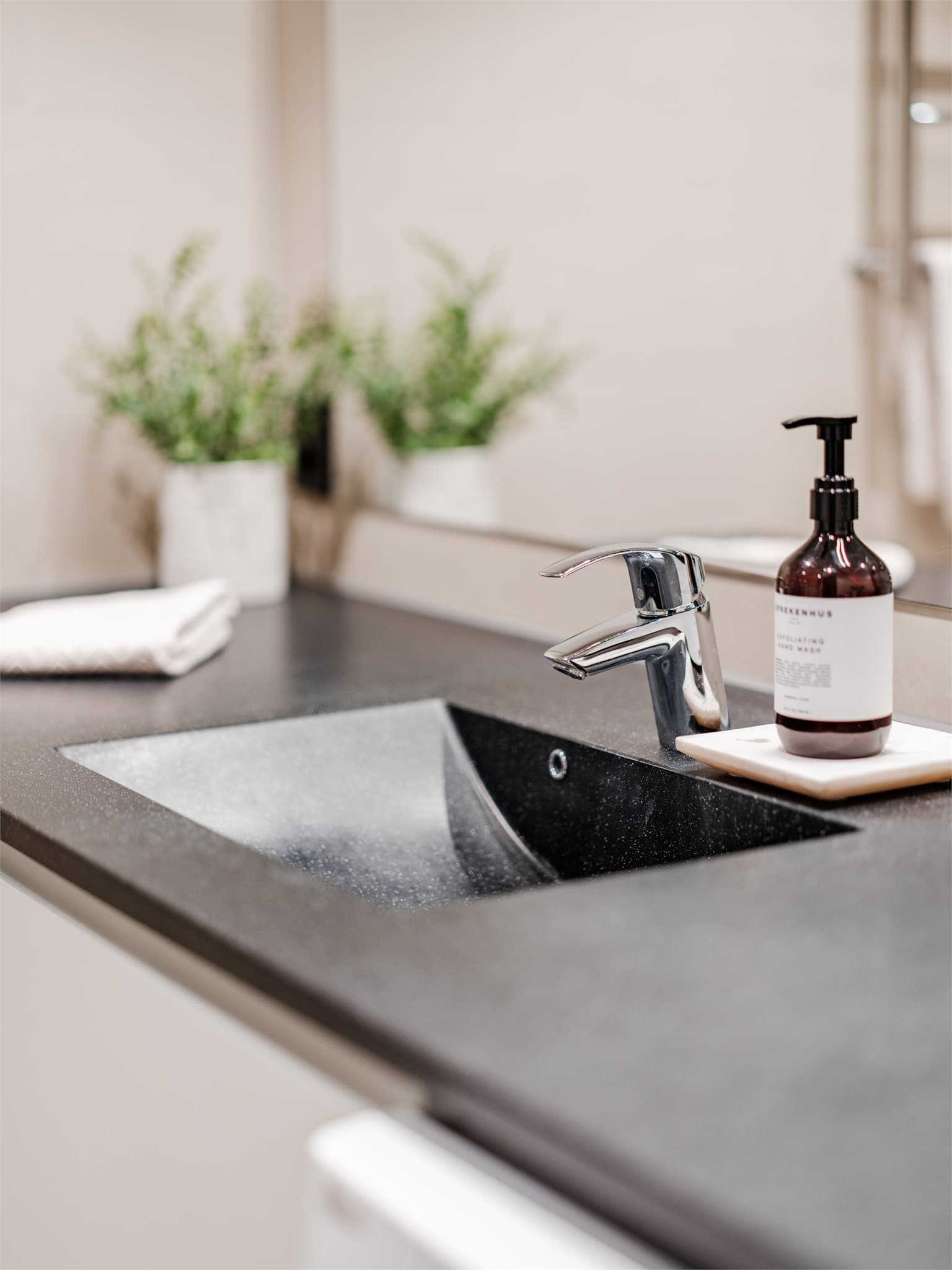 Lekre detaljer for et stilrent baderom samt oppgradert og rikelig med skuffeplass.