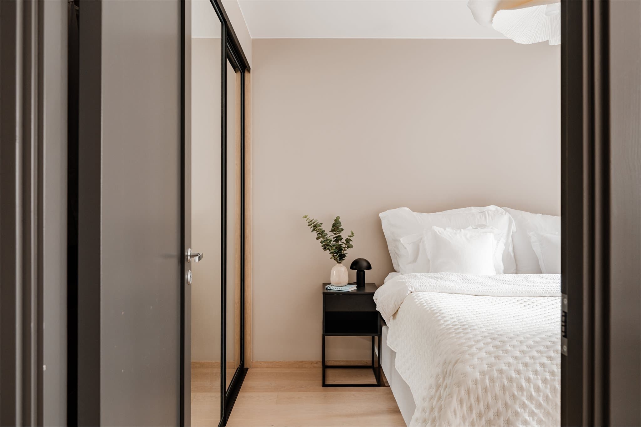 Her har du et romslig soverom med plassbygd garderobe i eik for organisert og effektiv oppbevaring.