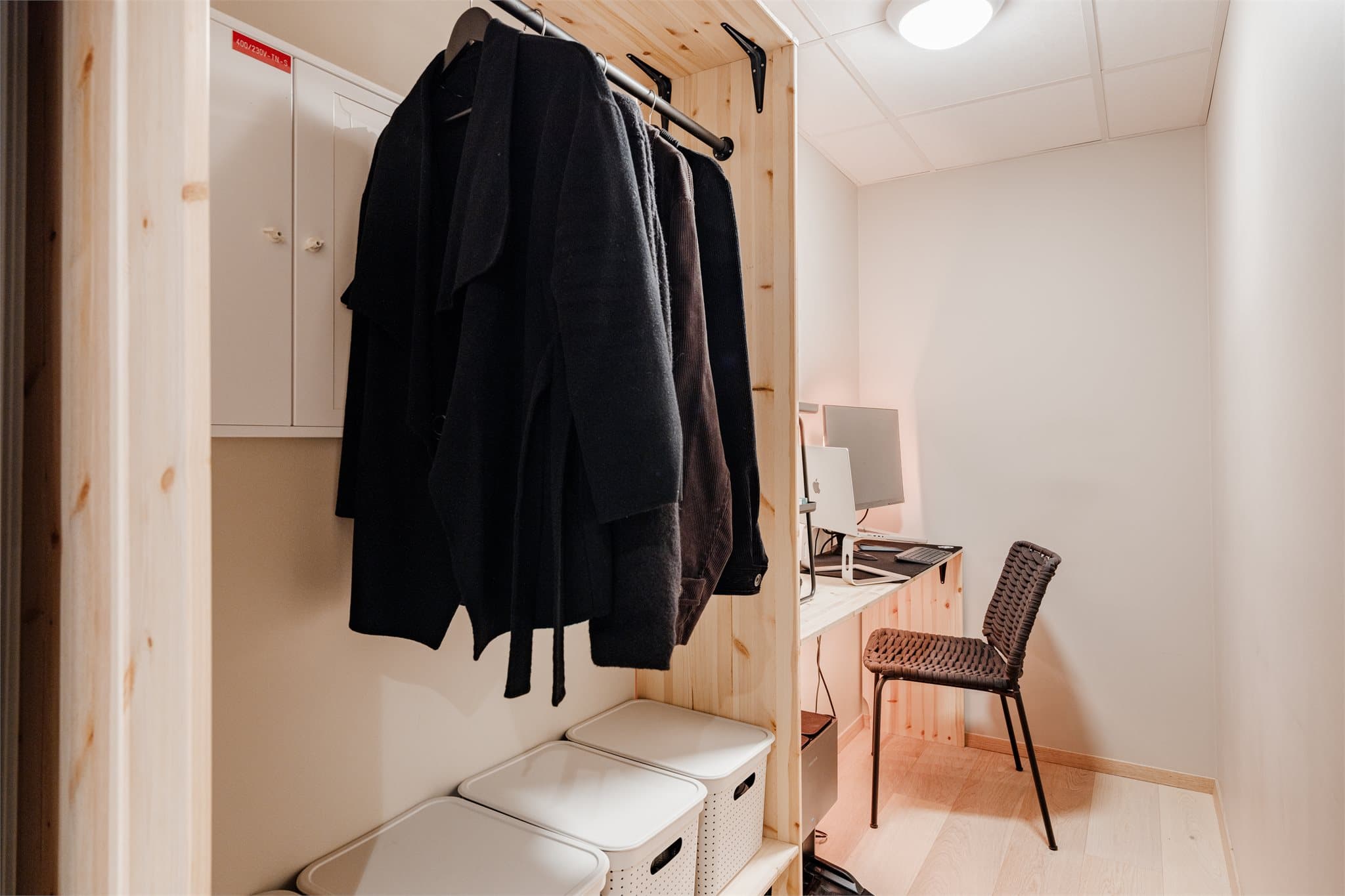 I leiligheten har man også separat bod med god lagringsplass, en flott tilleggsfasilitet for enkel og tilgjengelig oppbevaring.