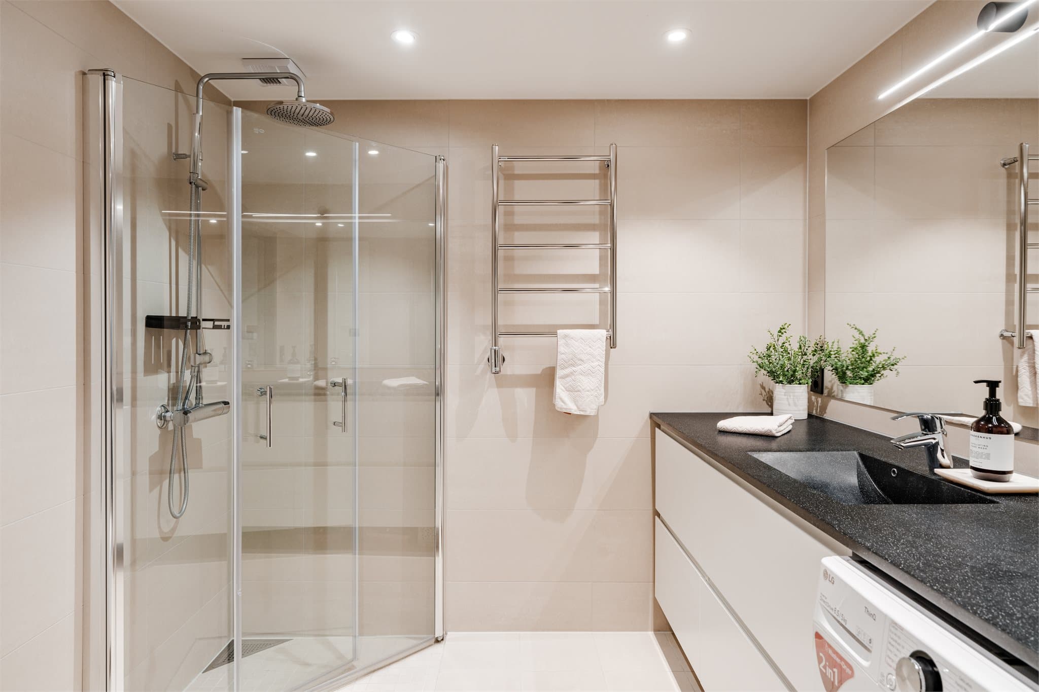 Innbydende og delikat baderom med vannbåren gulvvarme og balansert ventilasjon.