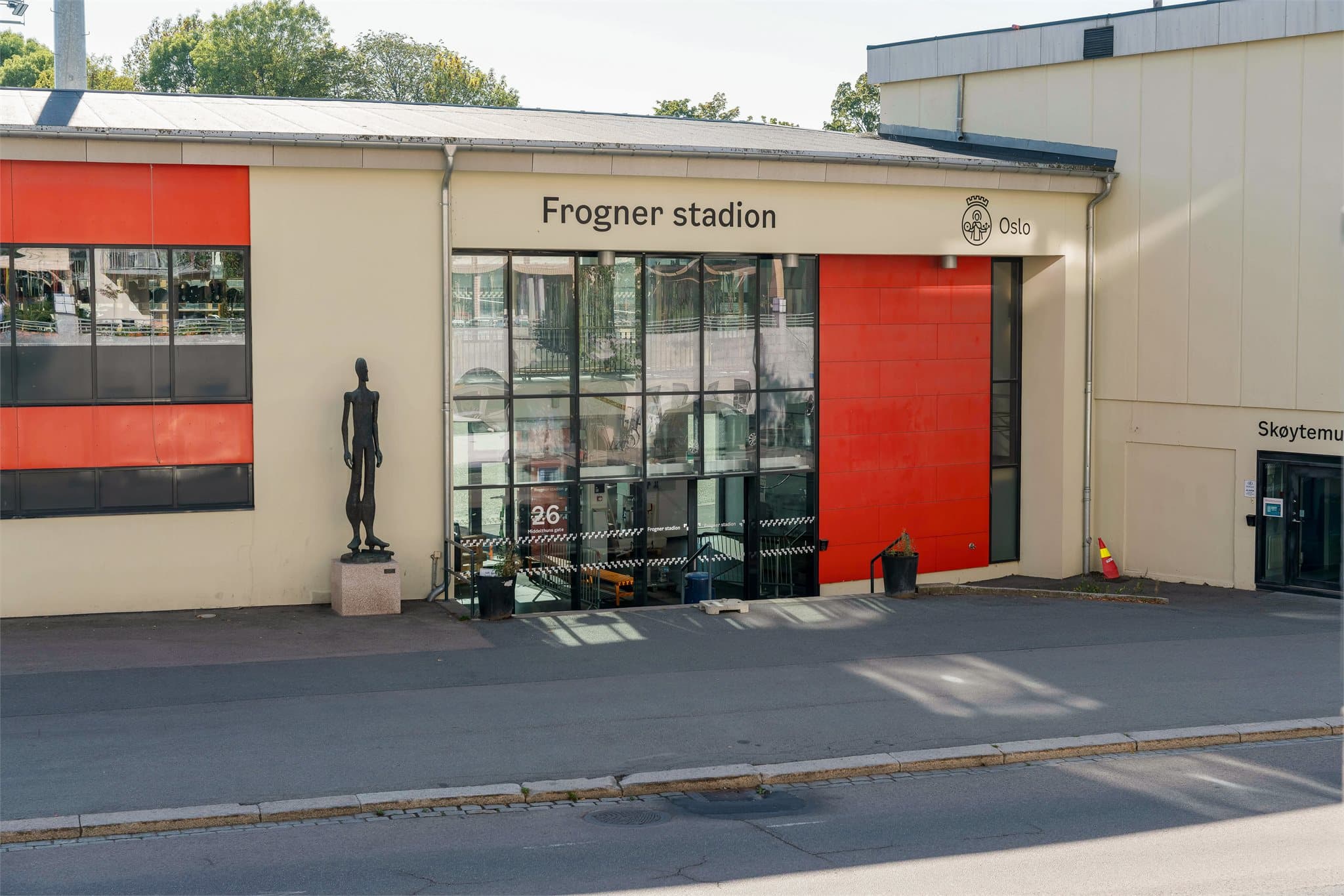 Med Frogner Stadion like over veien fra leilighetsbygget, har du gode aktivitetsmuligheter sommer som vinter.